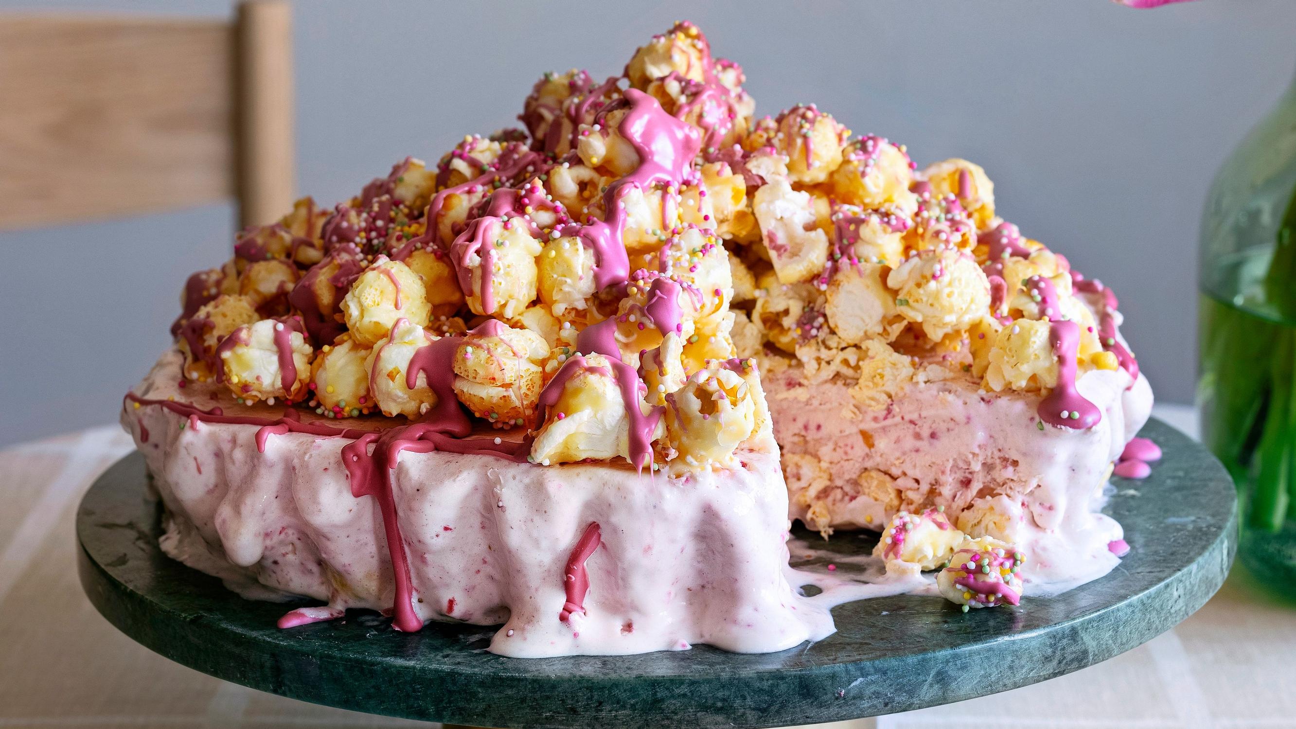 Poks, tämä on popcorn-jäätelöpiirakka! Juhlaherkku syntyy itse tehdystä mansikkajäätelöstä, poppareista ja valkosuklaasta