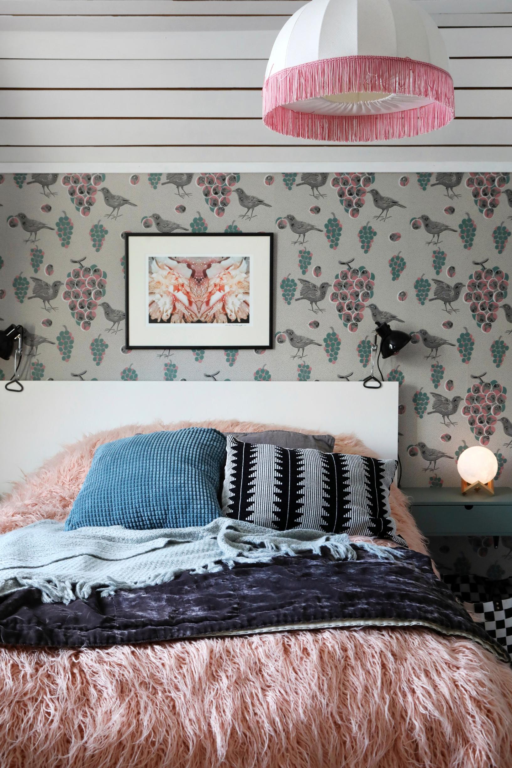 Pihlgren & Ritolan Ken kiuruista kaunein -tapetti makuuhuoneessa