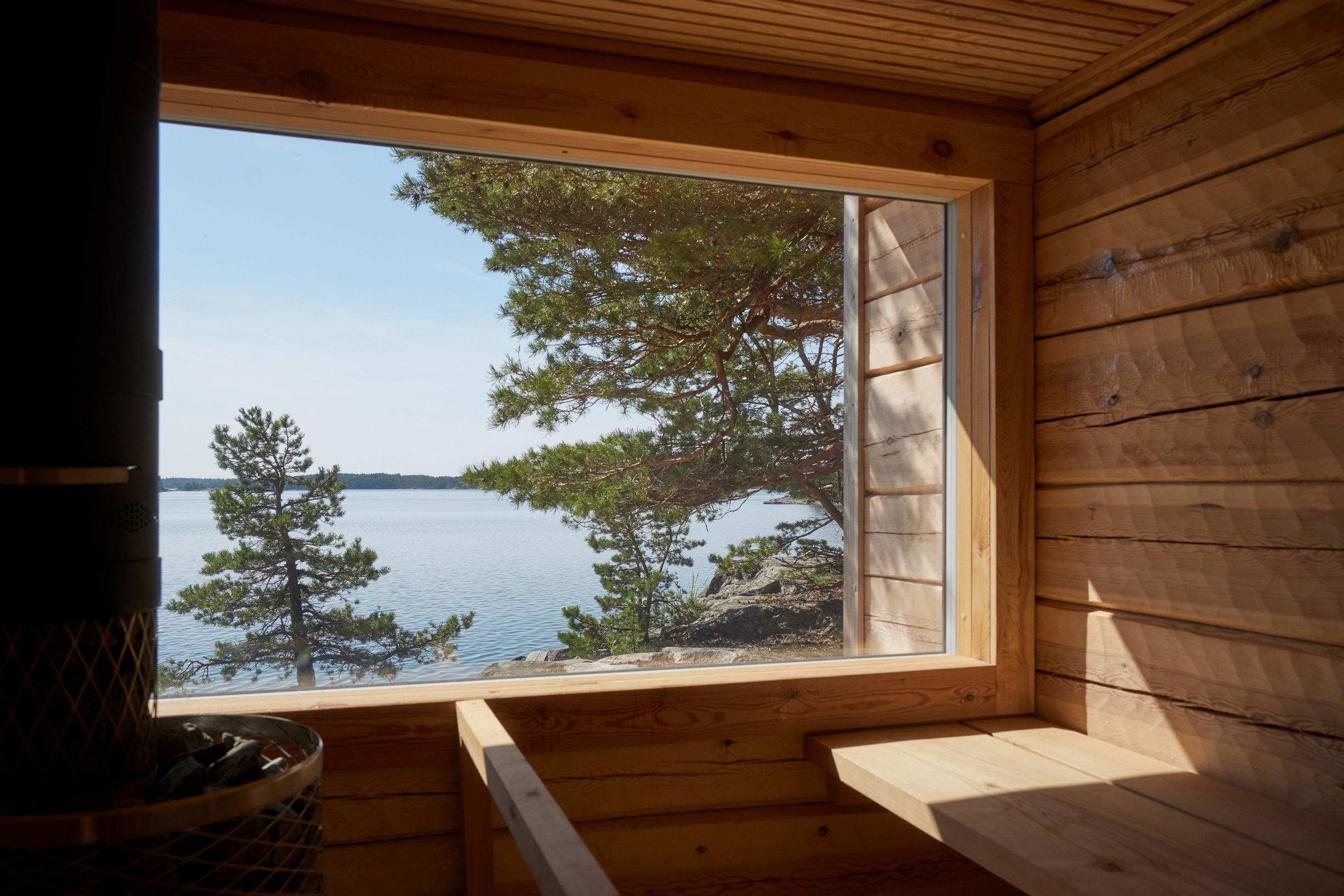 Siken maisemaikkunallinen sauna, jossa lauteet tervalepästä.