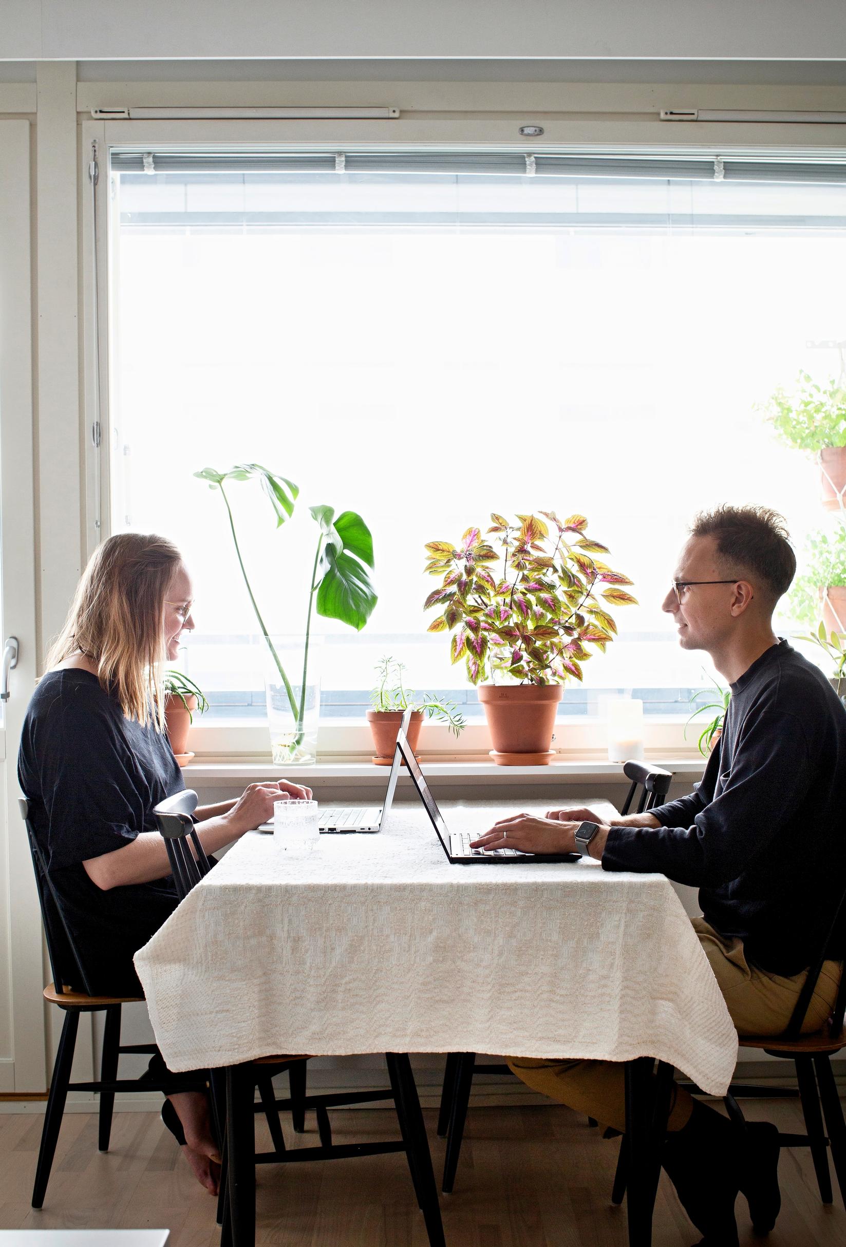 Nonnis ja Jori tekevät töitä tietokoneilla ruokapöydän ääressä