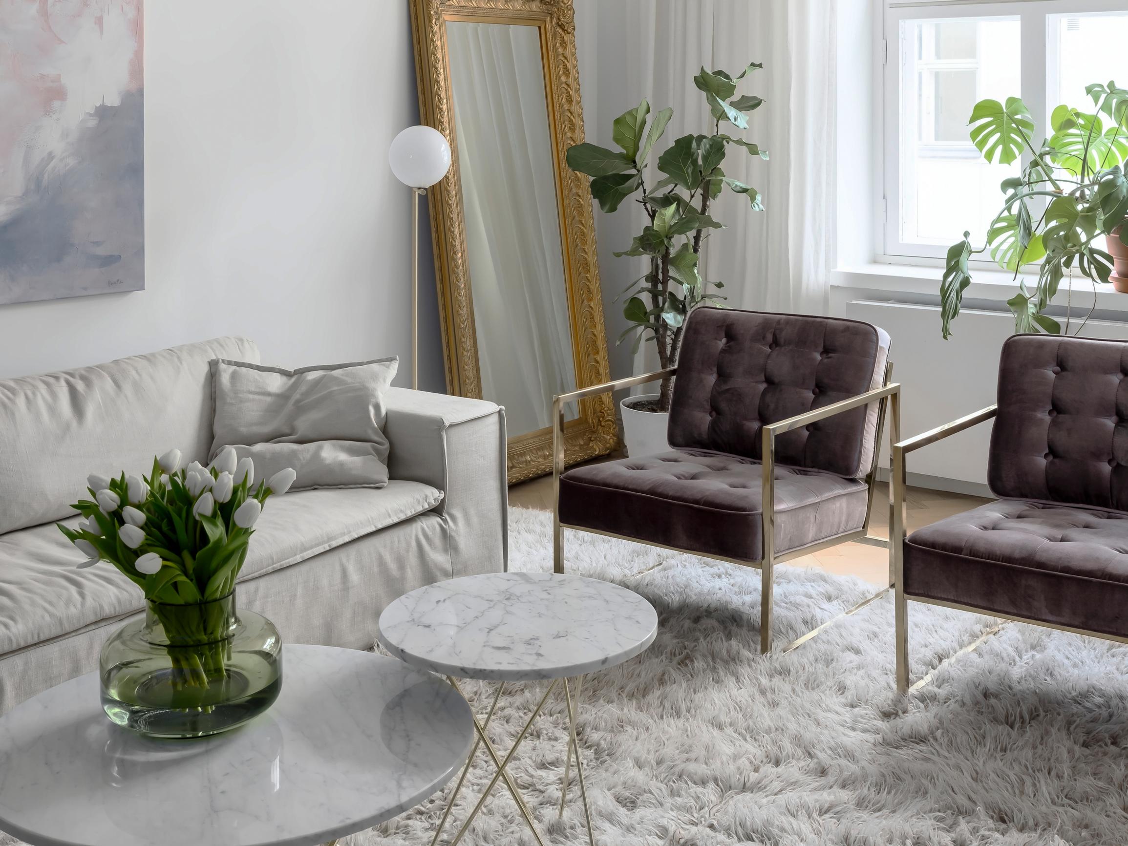 Vaalea ja ajaton! Kerrostalokodin olohuone sai uudella sisustuksella tasapainoisen ilmeen – ja aivan kuin tilaakin olisi enemmän