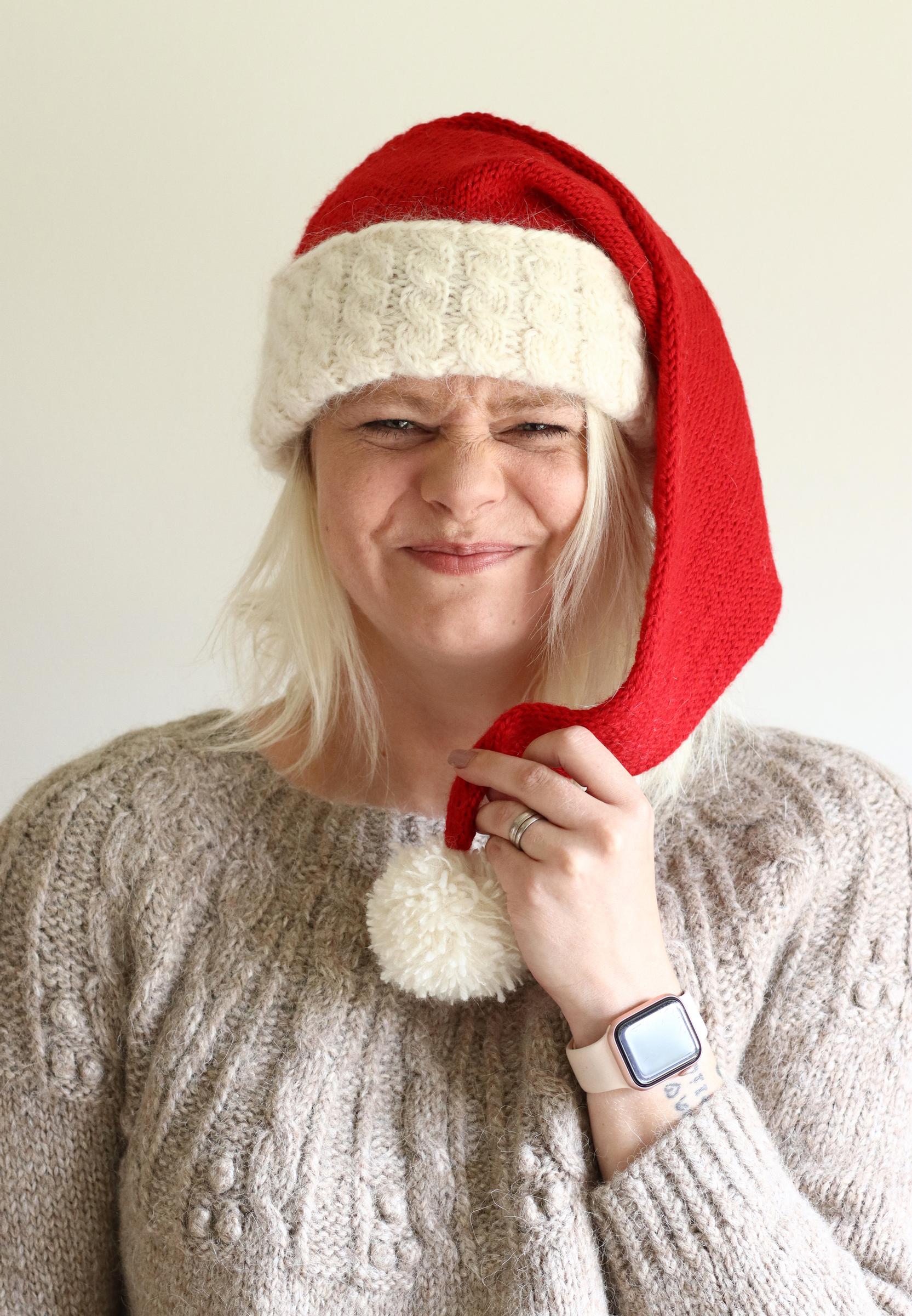 Neulottu tonttulakki mallin päässä