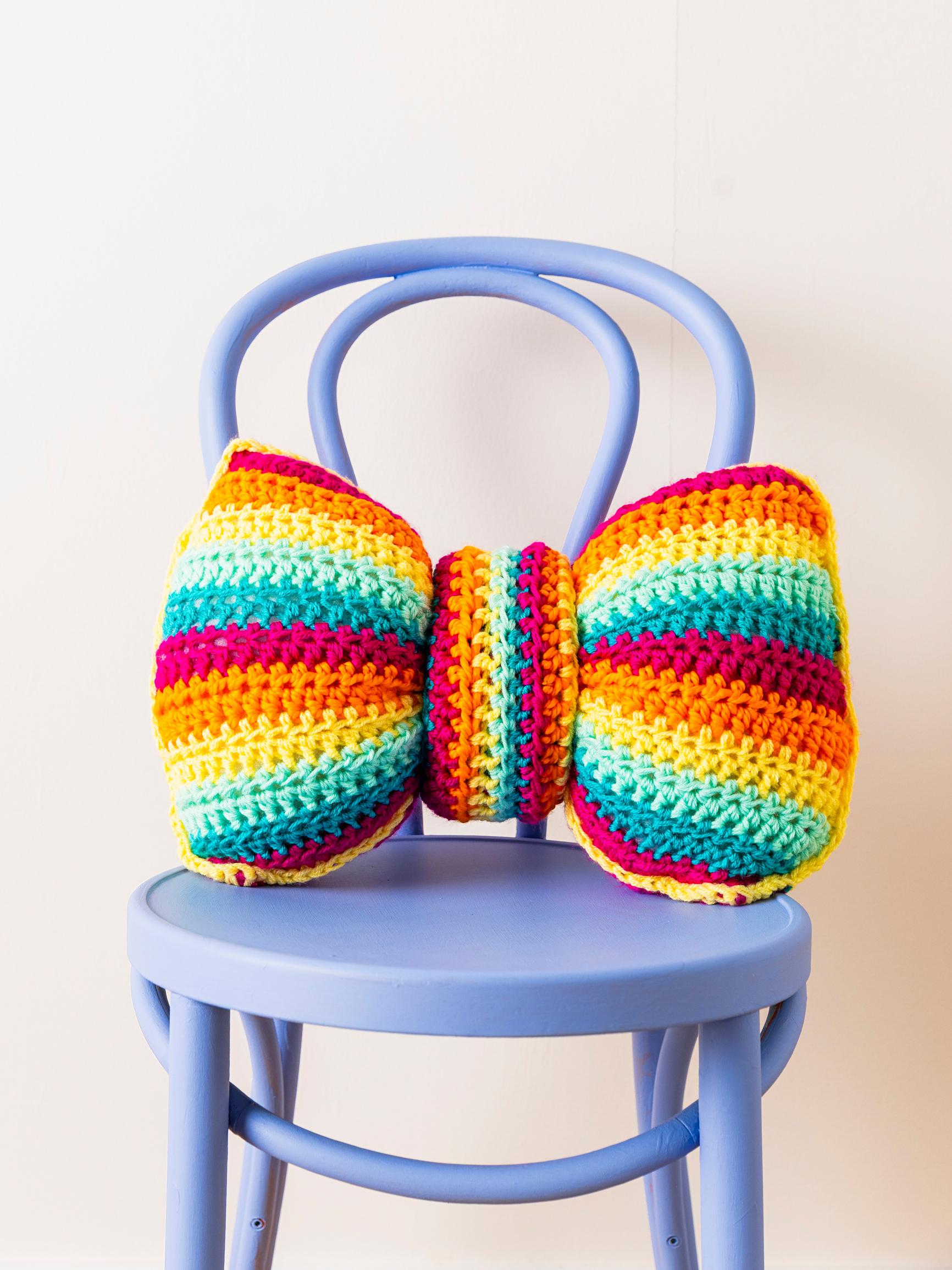 Virkattu rusettityyny on söpö kuin karkki – näin teet värikkään tyynyn jämälangoista