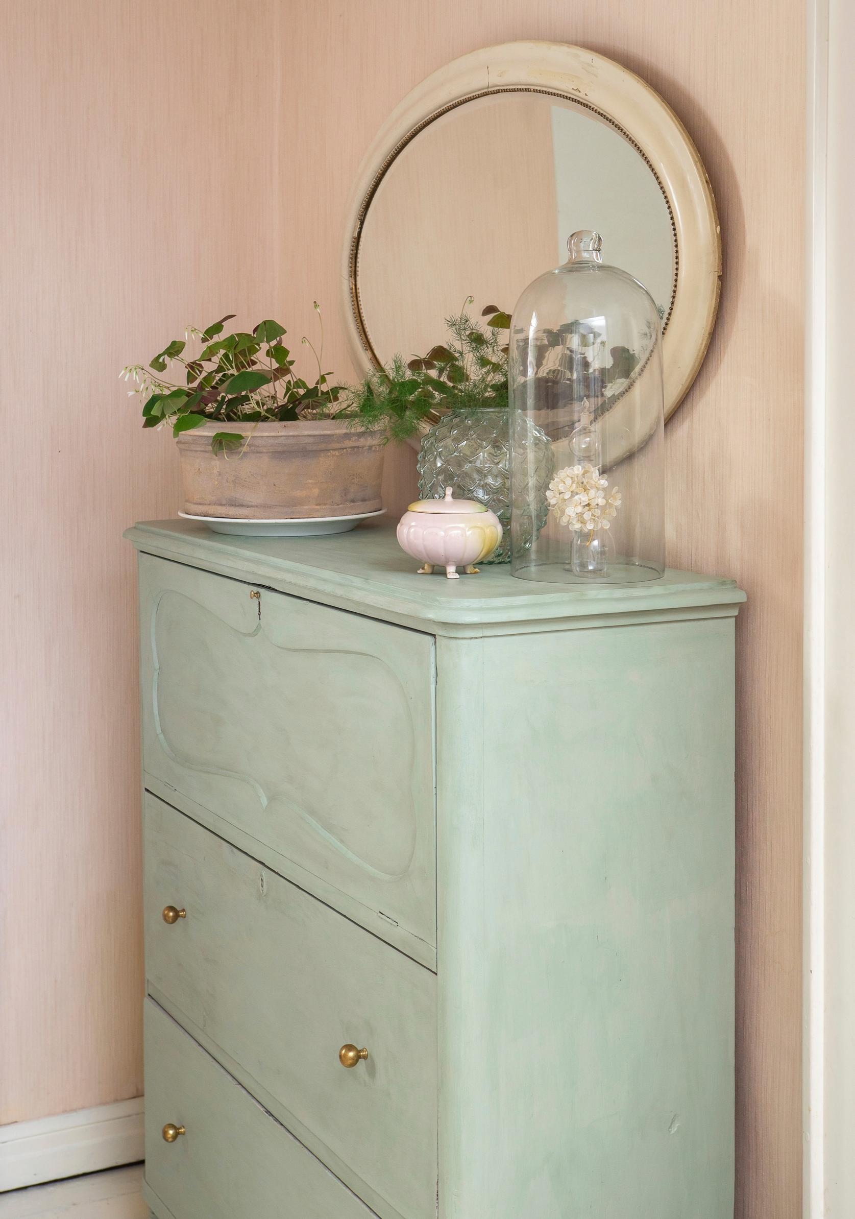 Kaksi kerrosta savimaalia piirongin pinnassa