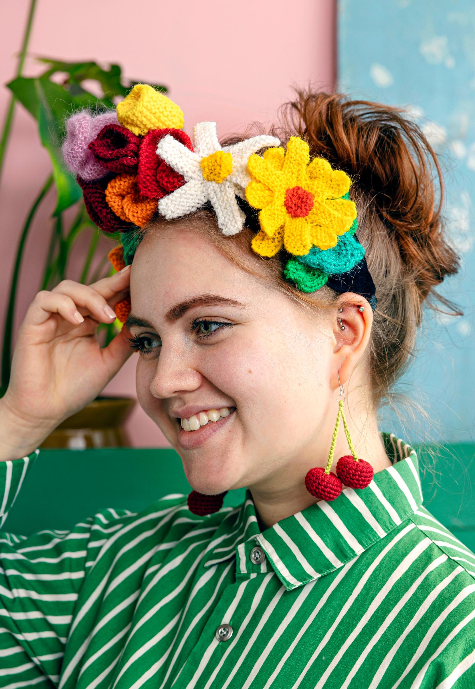 Frida-kukkapanta naisen päässä