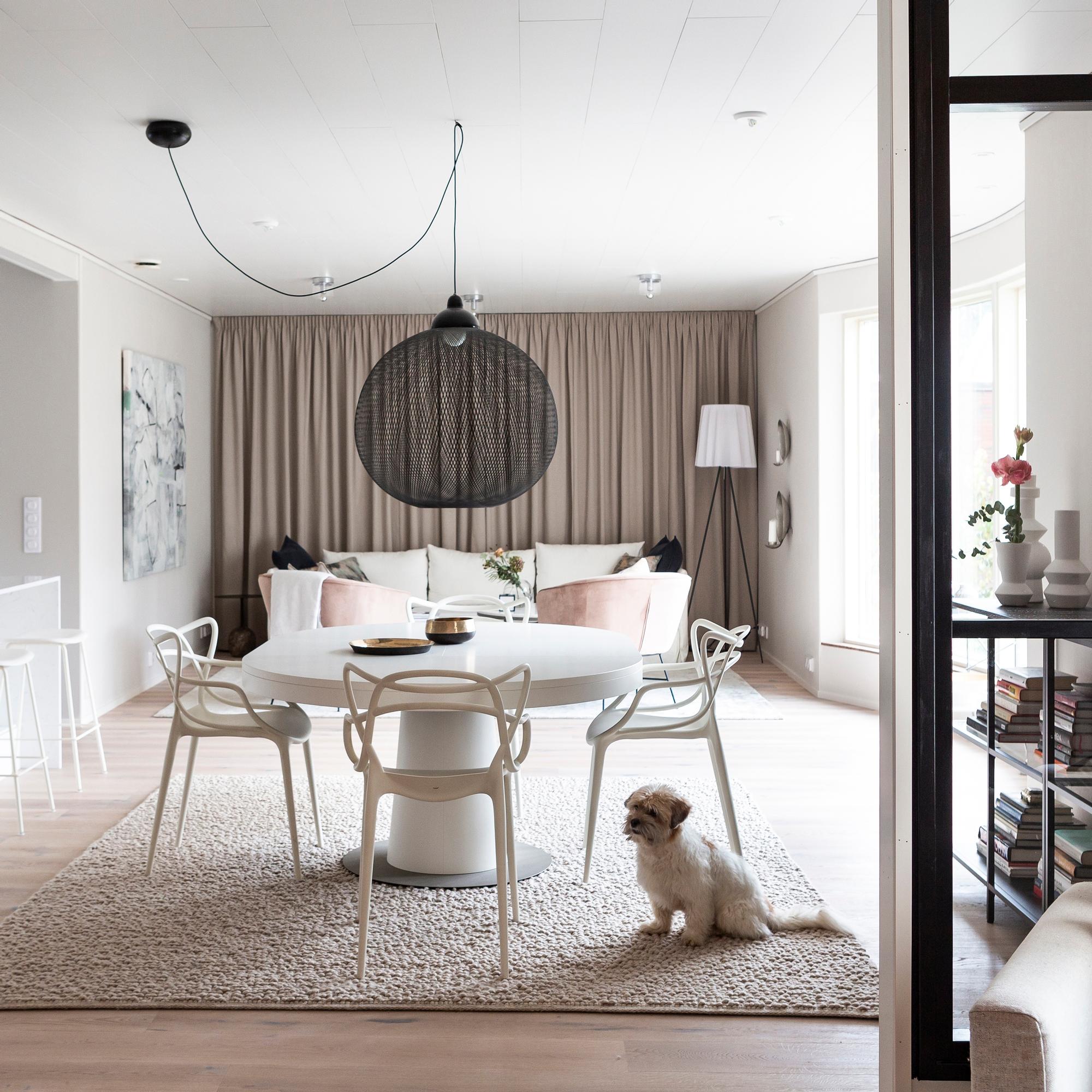 Skandinaavista selkeyttä ripauksella brittivaikutteita – Lucyn ja Joonan koti on pyhitetty rauhoittumiselle