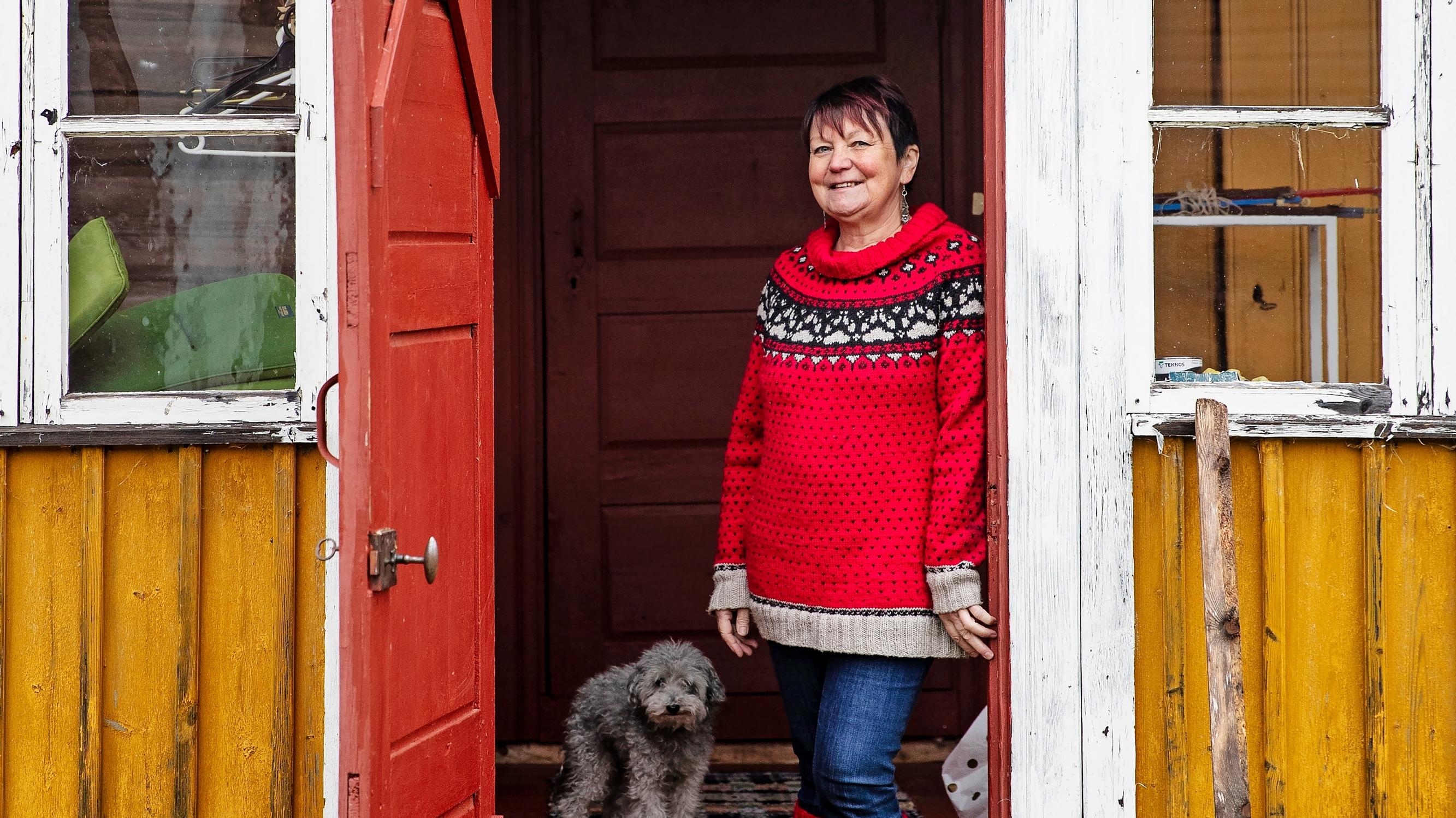 Päivi, 58, muutti purkukuntoisena myytyyn mummonmökkiin maalle vain koira seuranaan – ”Tyhjilleen jätetty tila vei sydämeni heti”