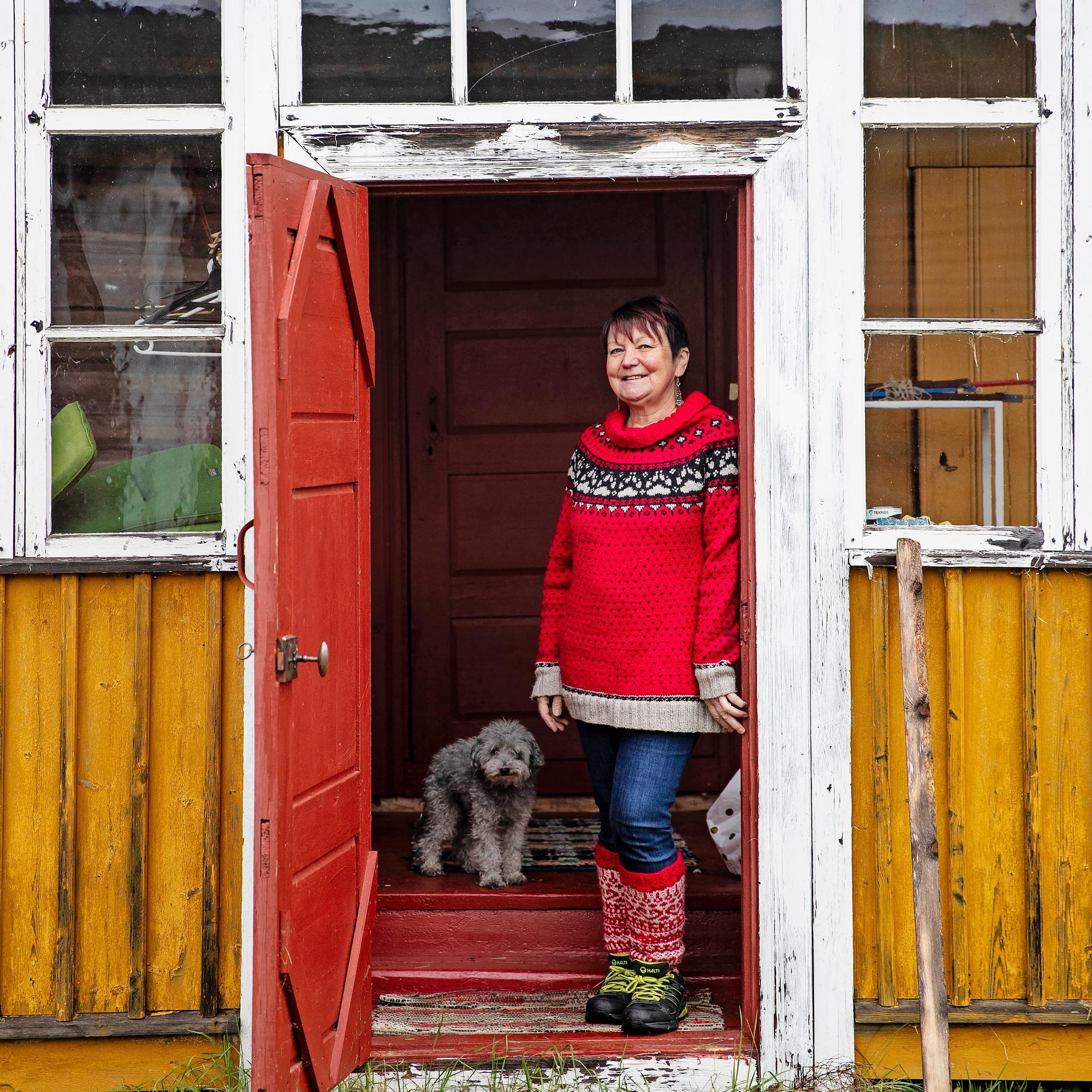 Päivi, 58, muutti purkukuntoisena myytyyn mummonmökkiin maalle vain koira seuranaan – ”Tyhjilleen jätetty tila vei sydämeni heti”