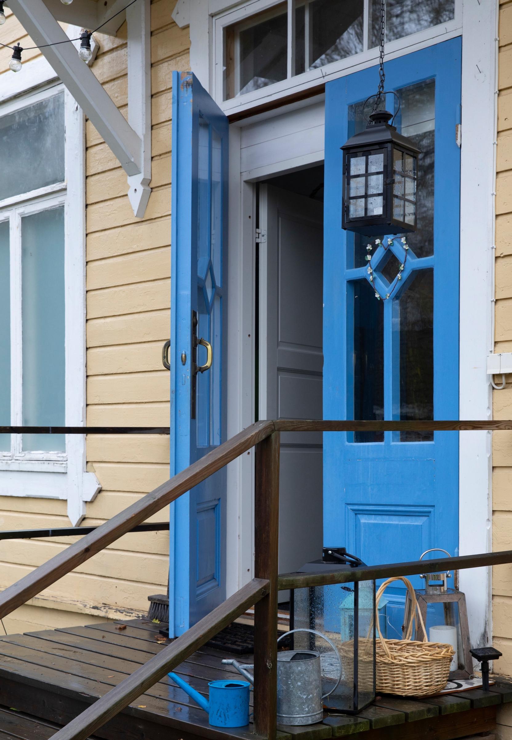 Siniseksi maalatut pariovet