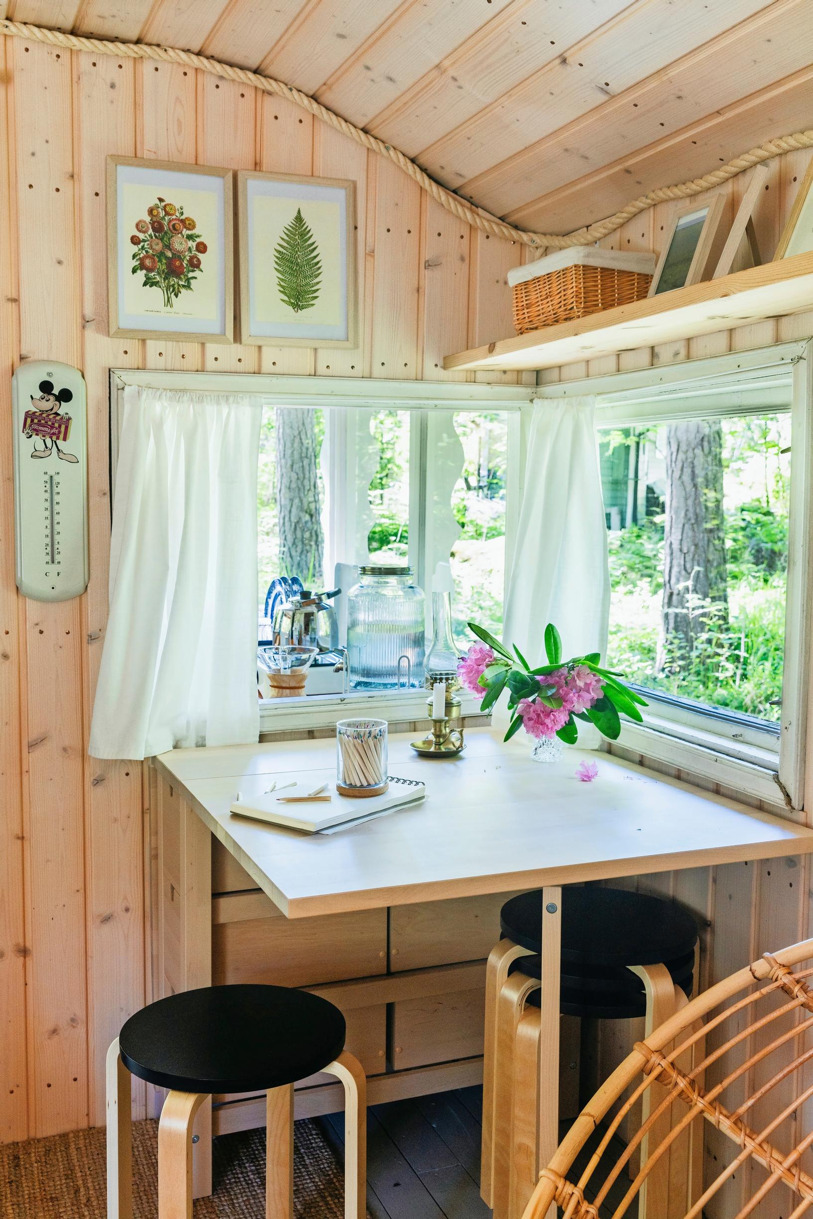 pöytä ja jakkaroita ikkunan edessä
