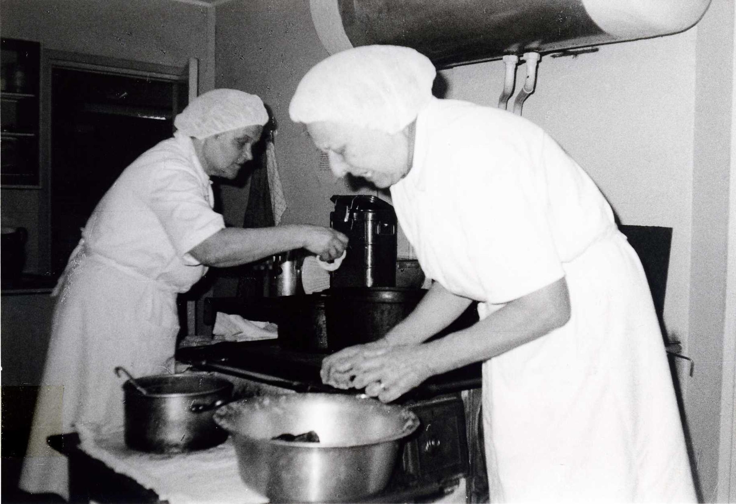 Sotkun munkkien paistoa vuonna 1984
