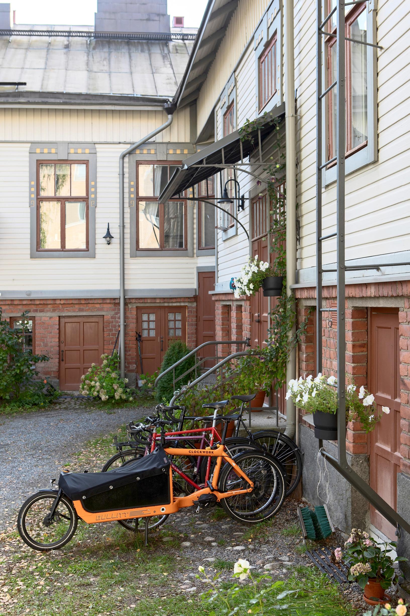Pääsisäänkäynnin yllä perinteinen metallinen ovikatos.