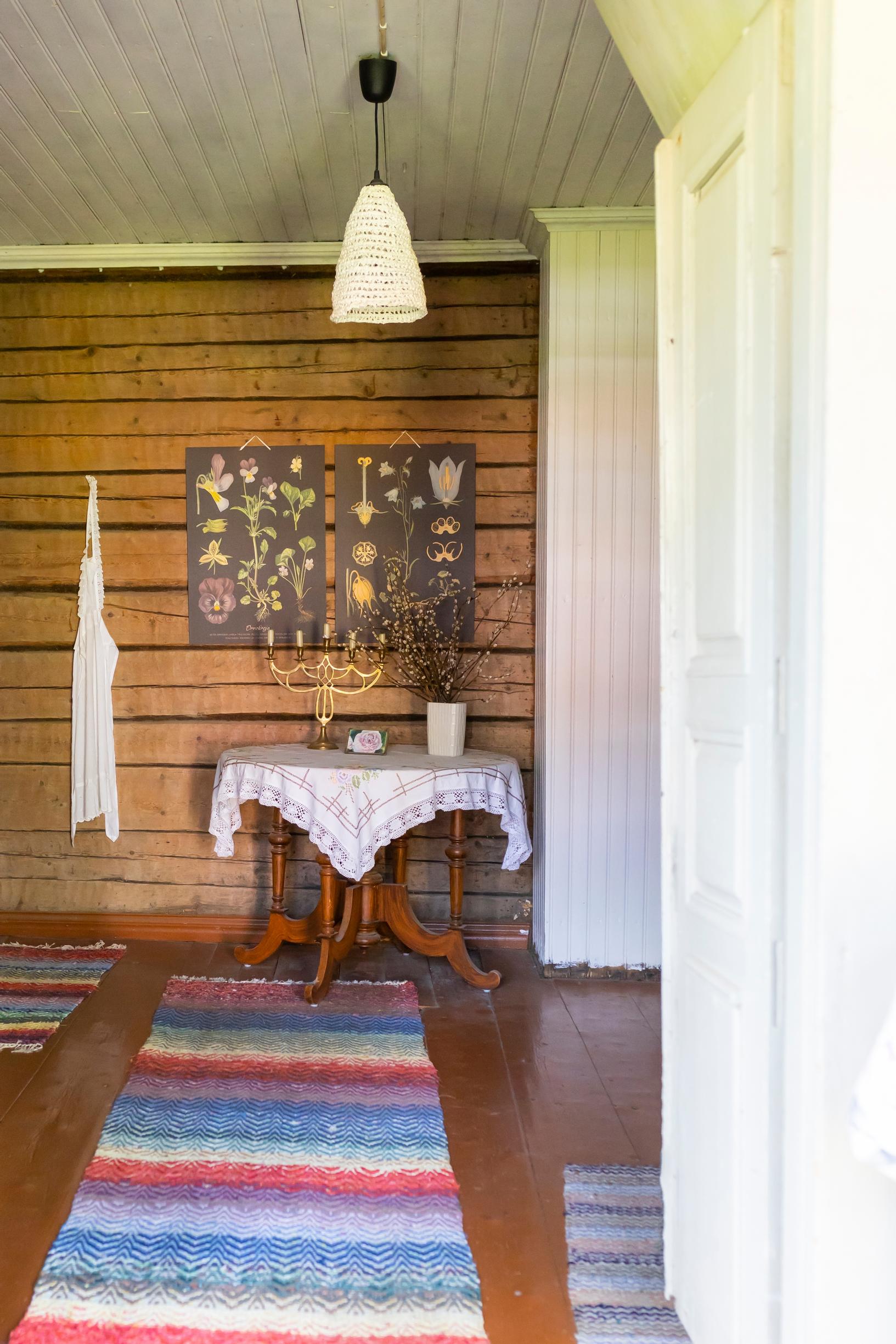 koulutaulu ripustettuna hirsiseinälle