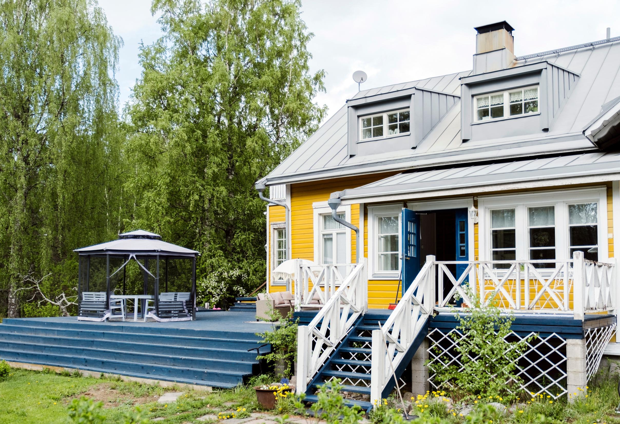 Immilän vanha kyläkoulu terasseineen