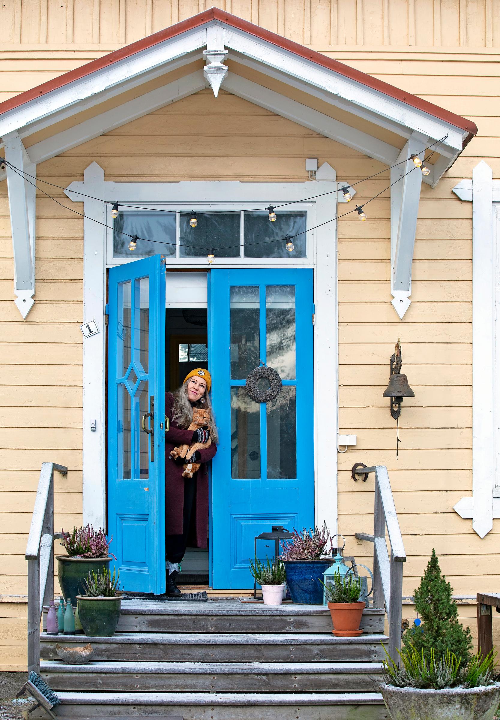 Salla Lehtonen kotinsa ovella