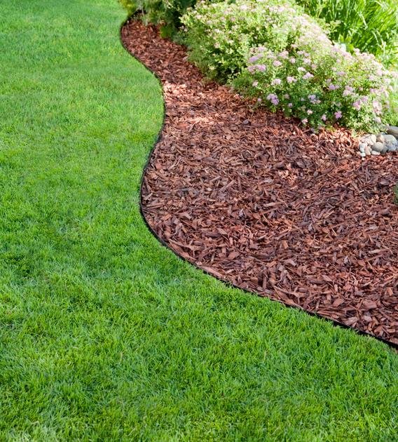 Садовый бордюр экодеко. Мульчирование корой. Отсыпка корой. Хвойный опад мульча. Мульчирование клумбы корой лиственницы.