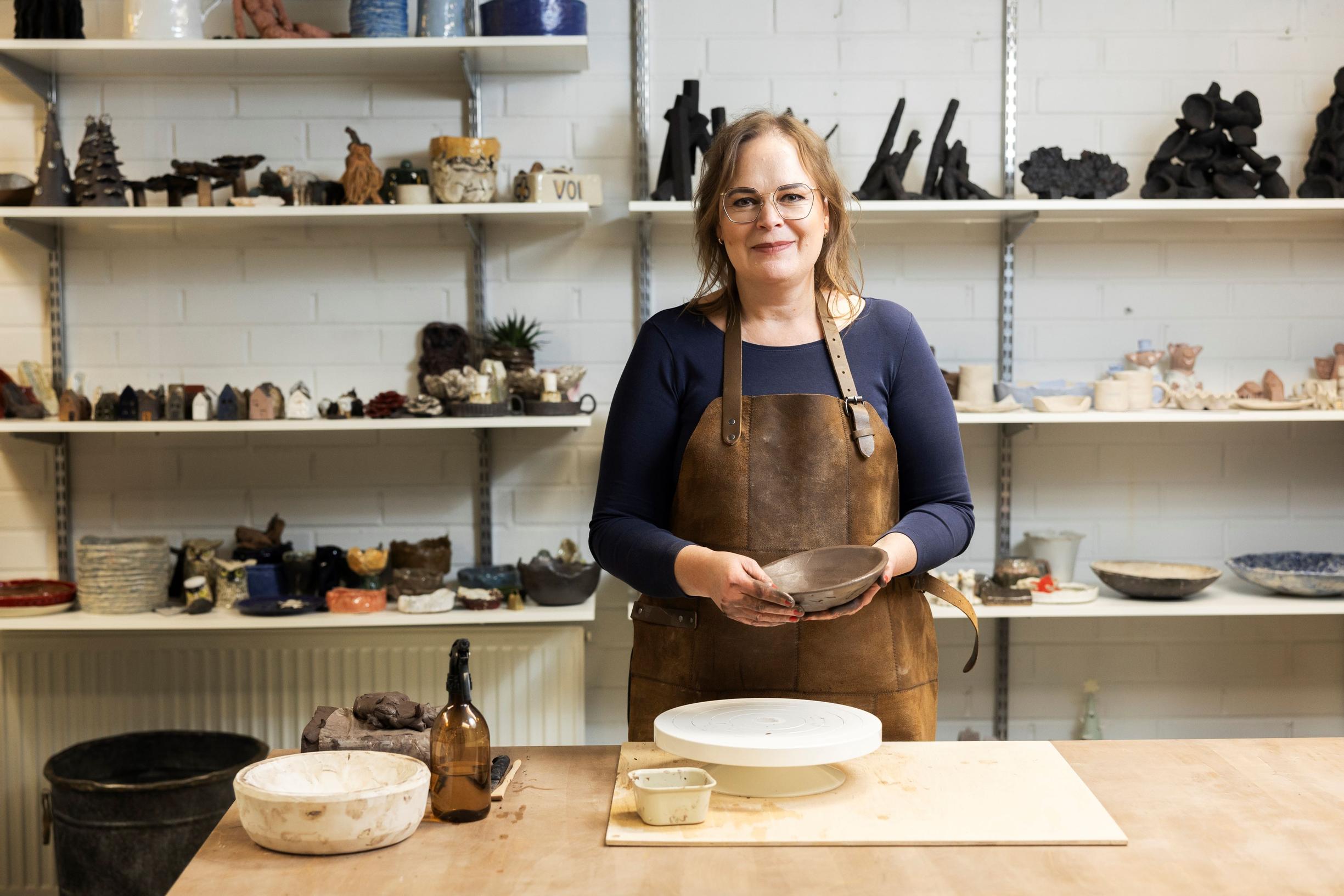 Merja Väätäinen keramiikkastudiollaan.