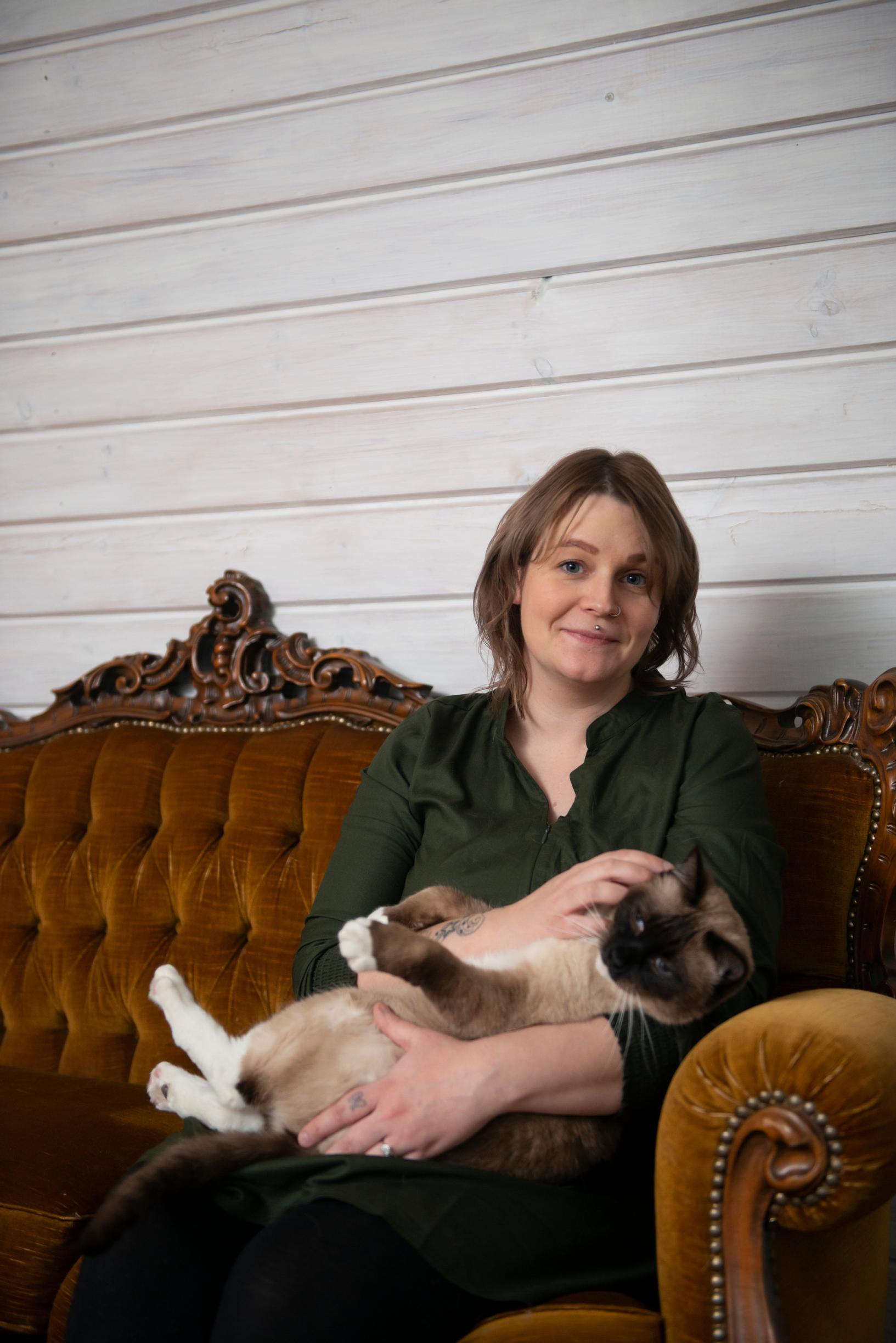 Anna Viitasaari kissa sylissään