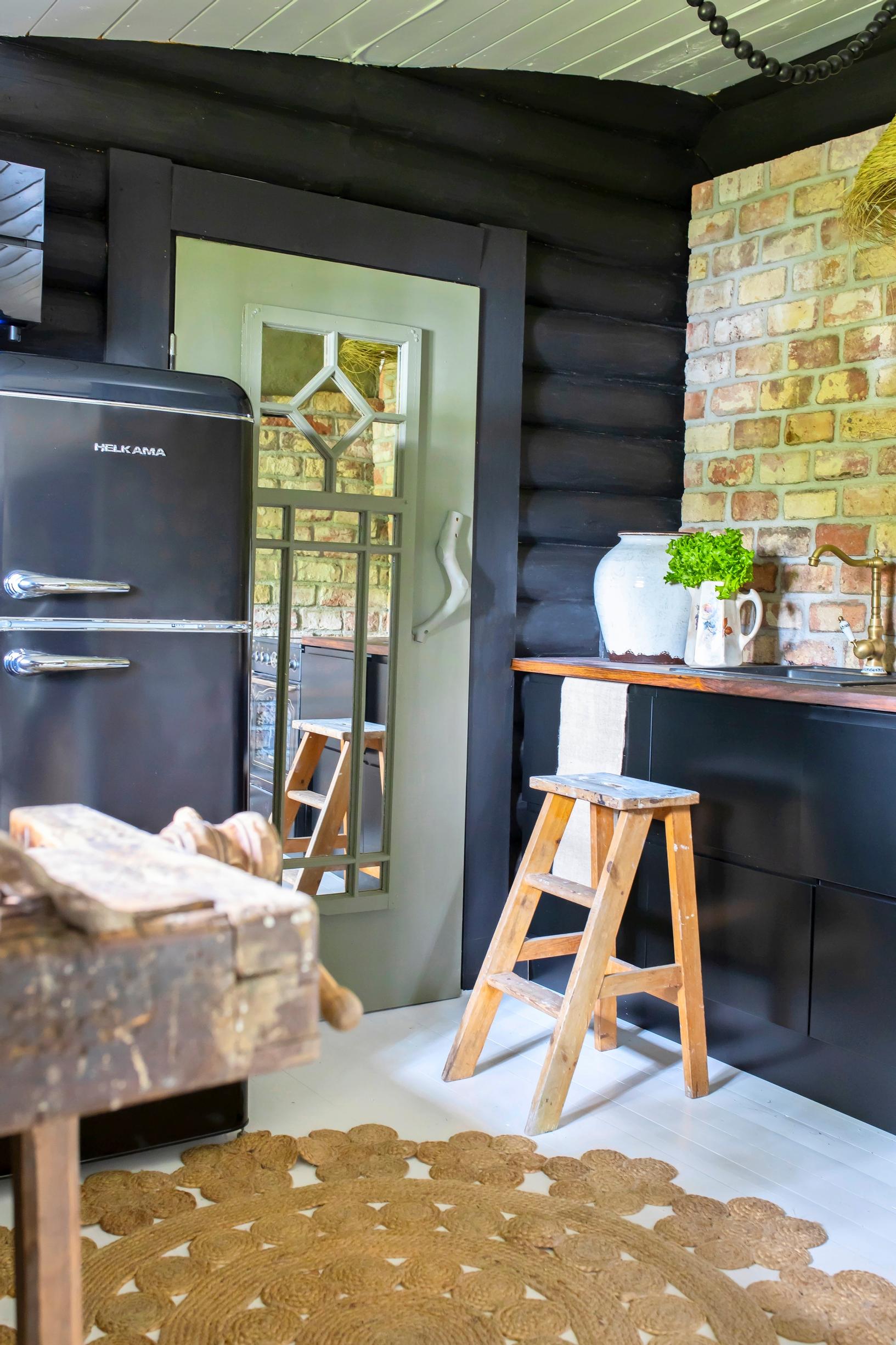 Remontoidun mökkikeittiön musta jääkaappi