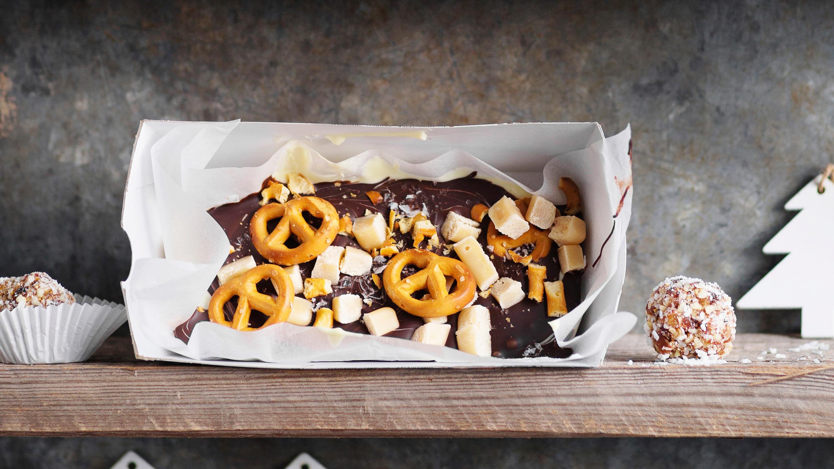 Chocolate bark toffeella ja sormisuolahippusilla – näin teet suklaisen joulukaarnan Amerikan malliin