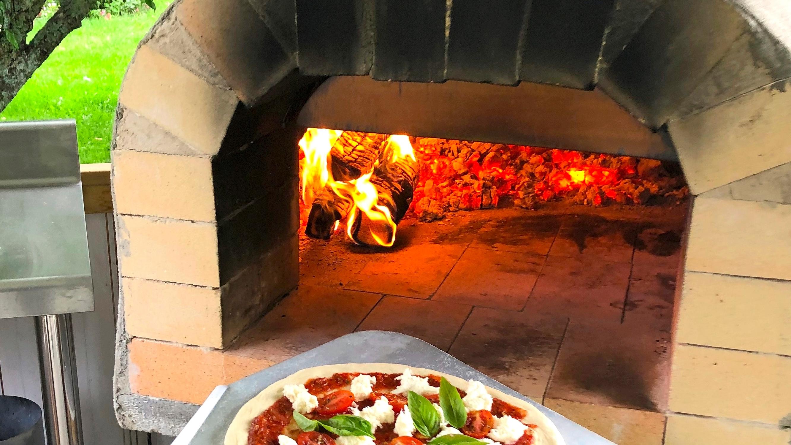 Pizzauuni – rakenna hitiksi noussut tulisija itse ja valmista parasta pizzaa omalla pihalla