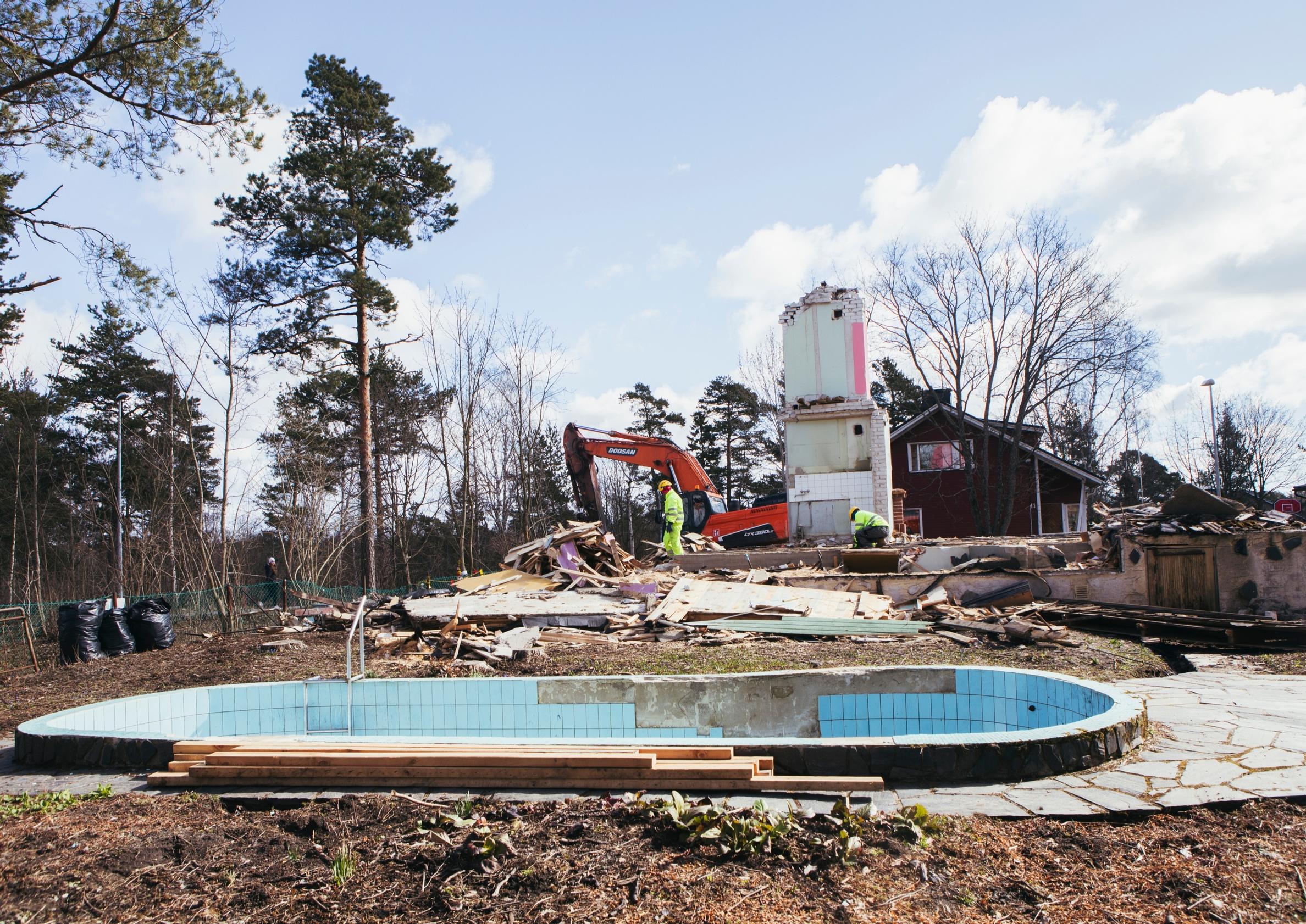 Näätäkujan vanhan talon purkutyömaa