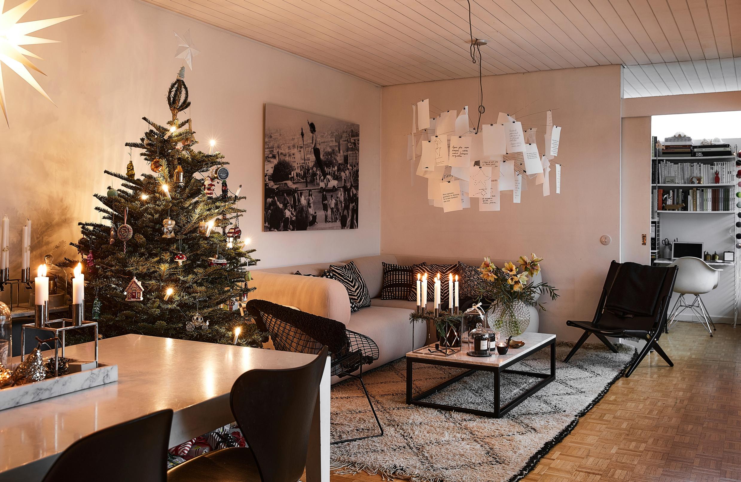 Olohuoneessa joulukuusi ja Ingo Maurerin valaisin, tuolit Knollin ja By Lassenin