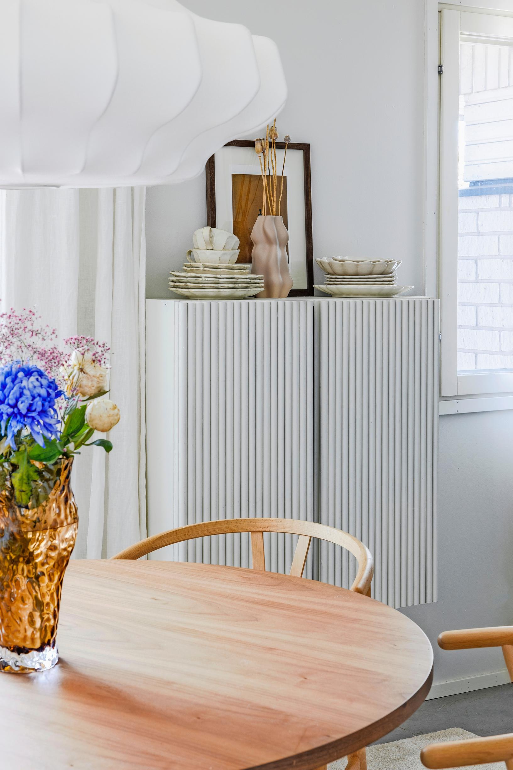Ovet on peitetty rimoituksella. Kaappi on maalattu valkoiseksi ja kiinnitetty seinälle.