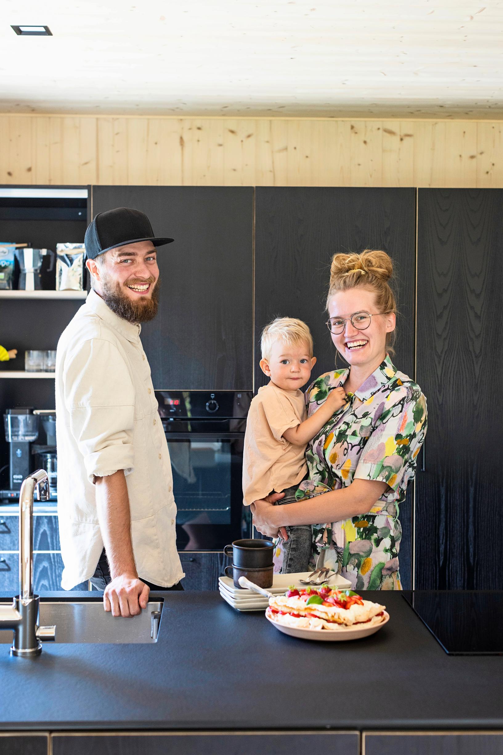 Emilia ja Jussi Hintsala keittiössä lapsensa kanssa