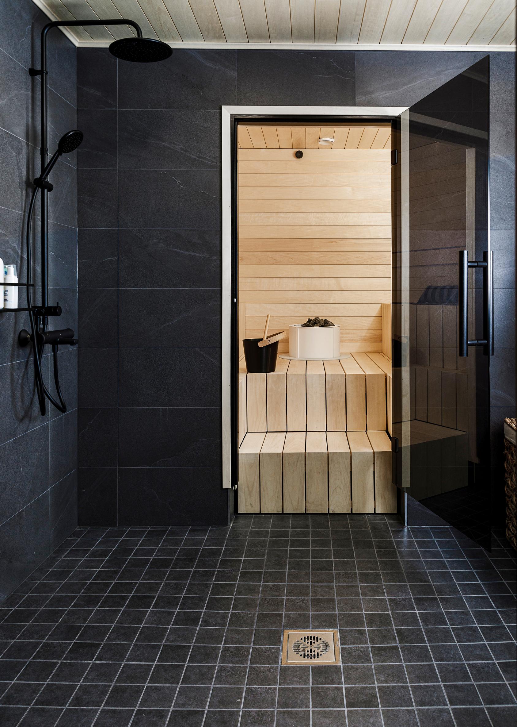 Sauna ja kylpyhuone ovat modernit