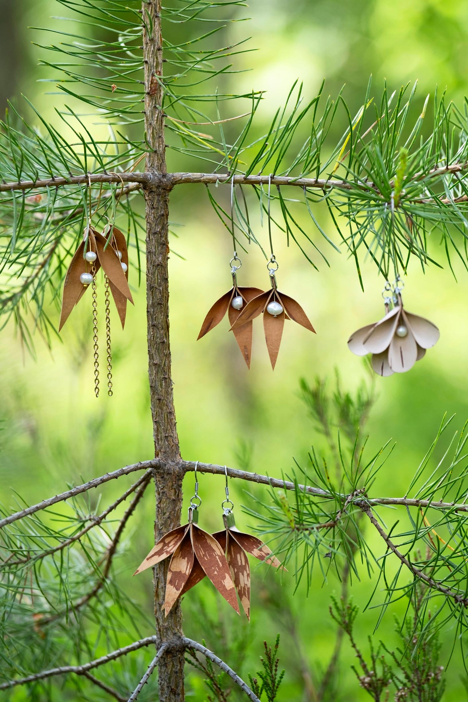 Annin tekemiä tuohikorvakoruja.