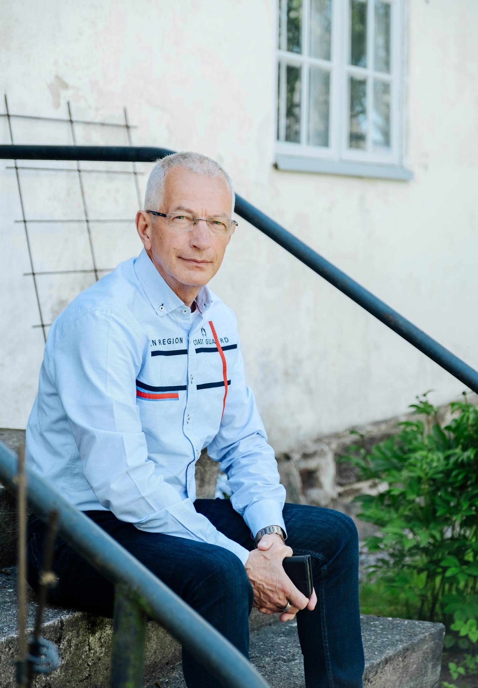 Pasi istuu portailla