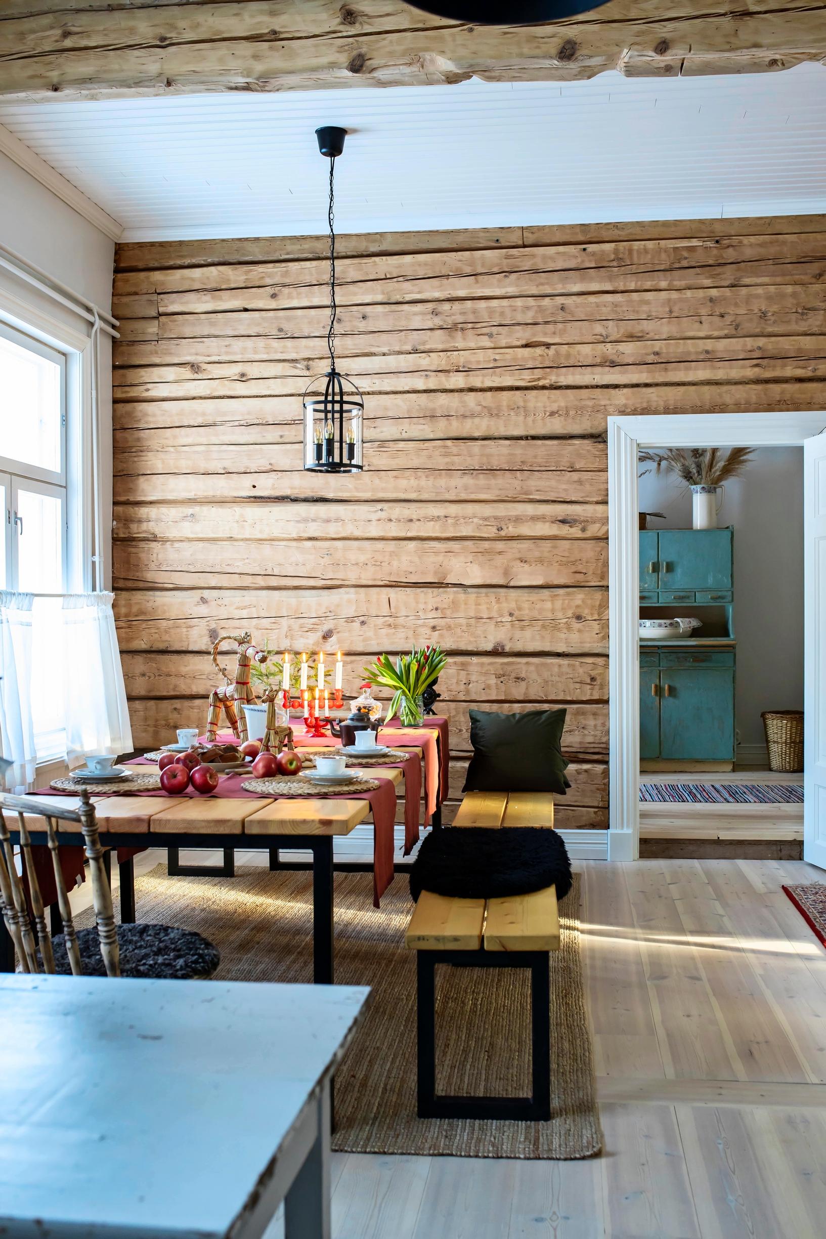 Kunnostetut hirsiseinät pappilan arkikeittiössä