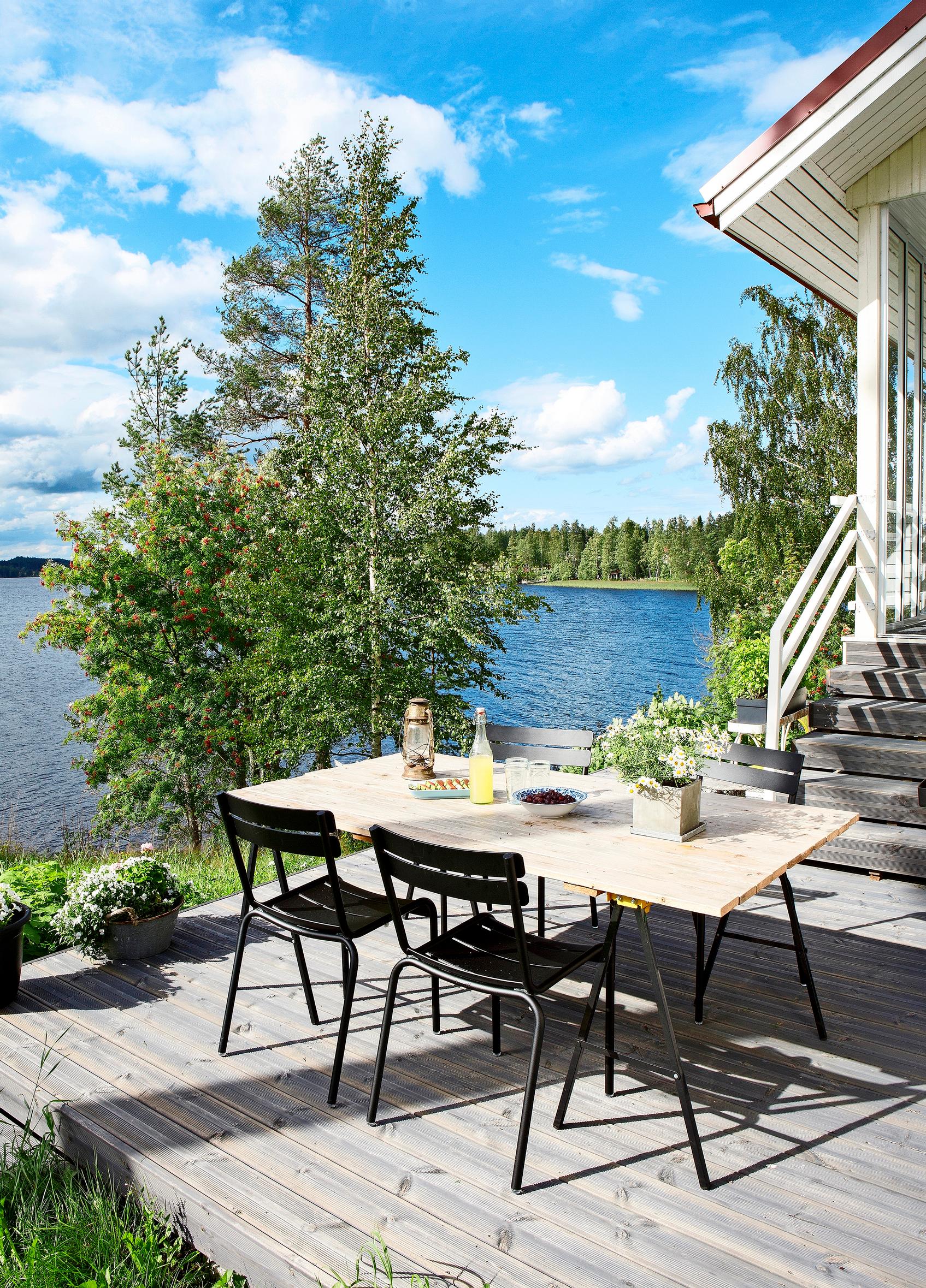 Pöytäryhmä mökkiterassilla