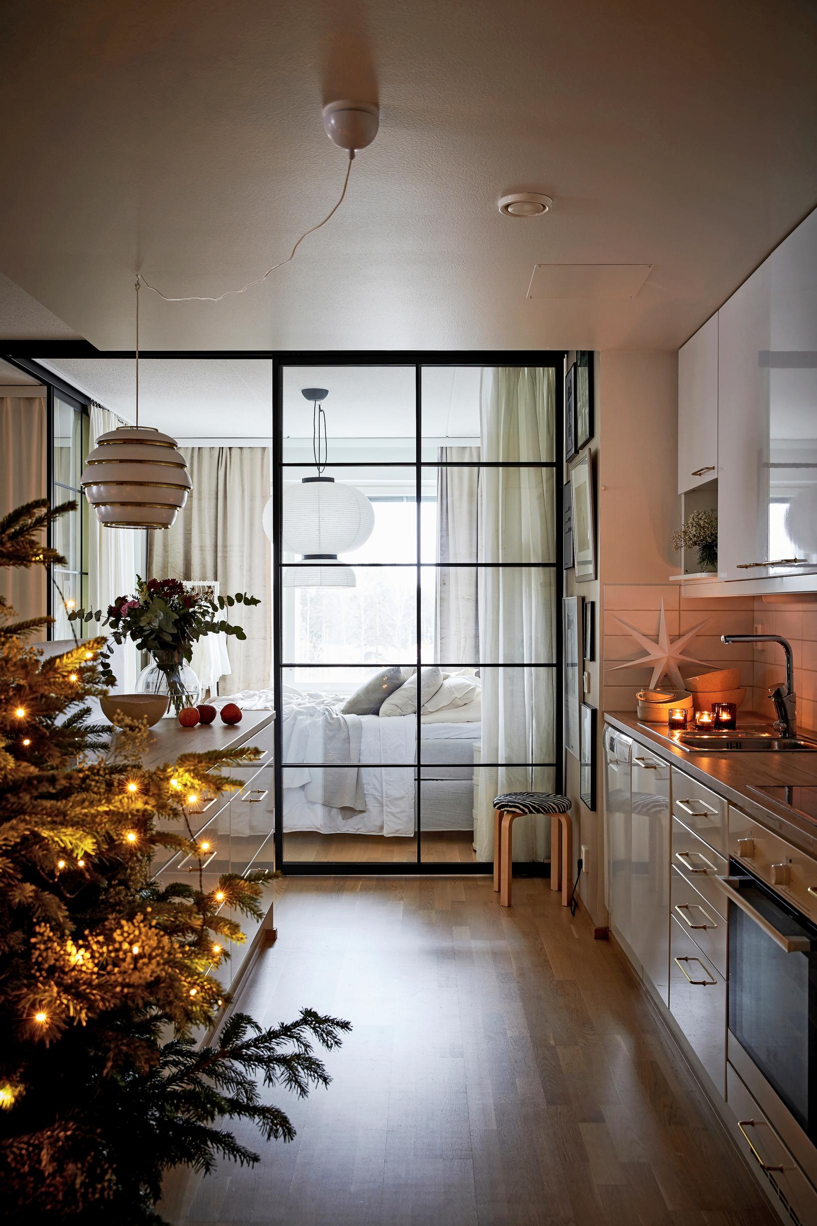 Joulukuusi keittiössä