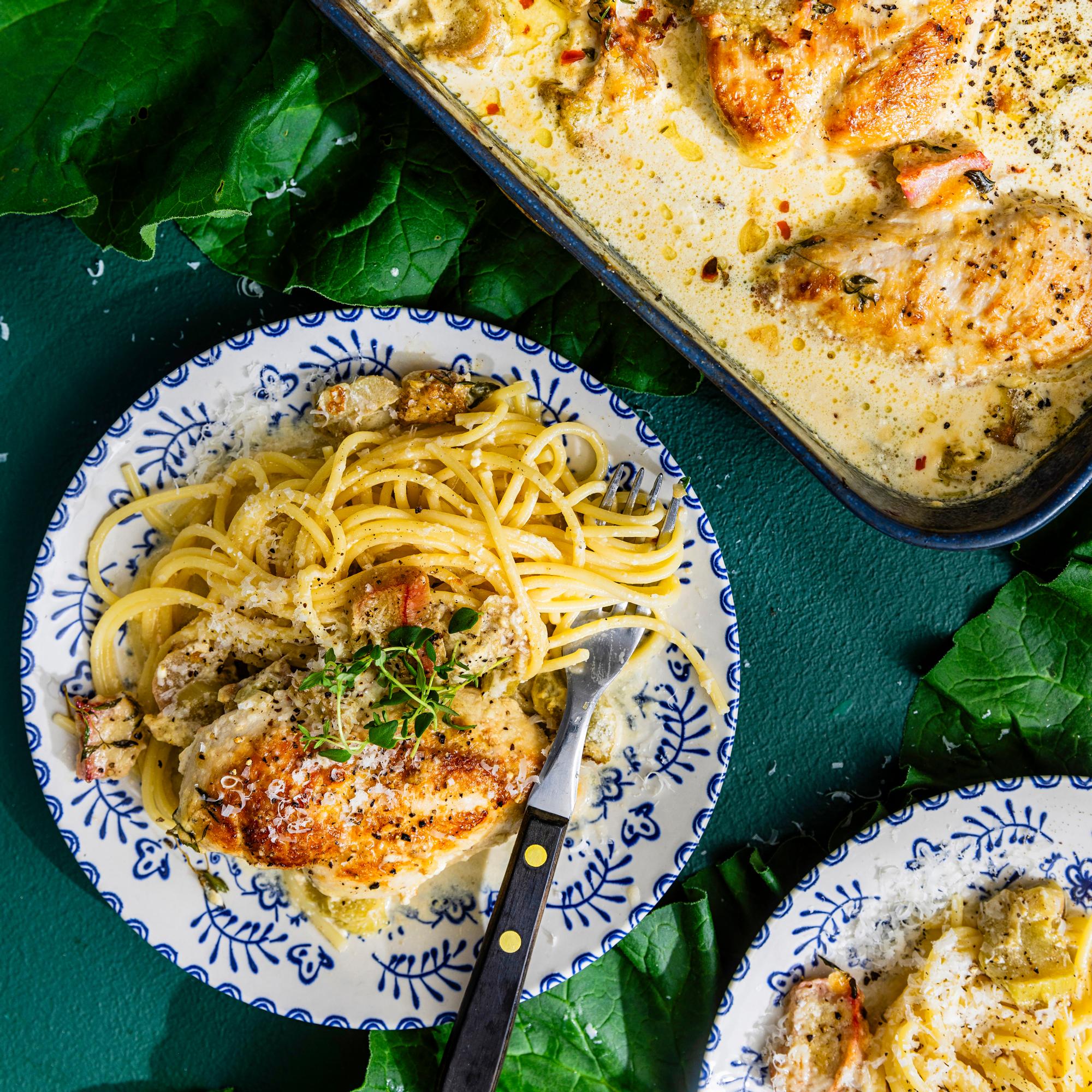 Raparperi-naimakana – Marry Me Chickenin kesäversiossa on tomaattien sijasta raparperia