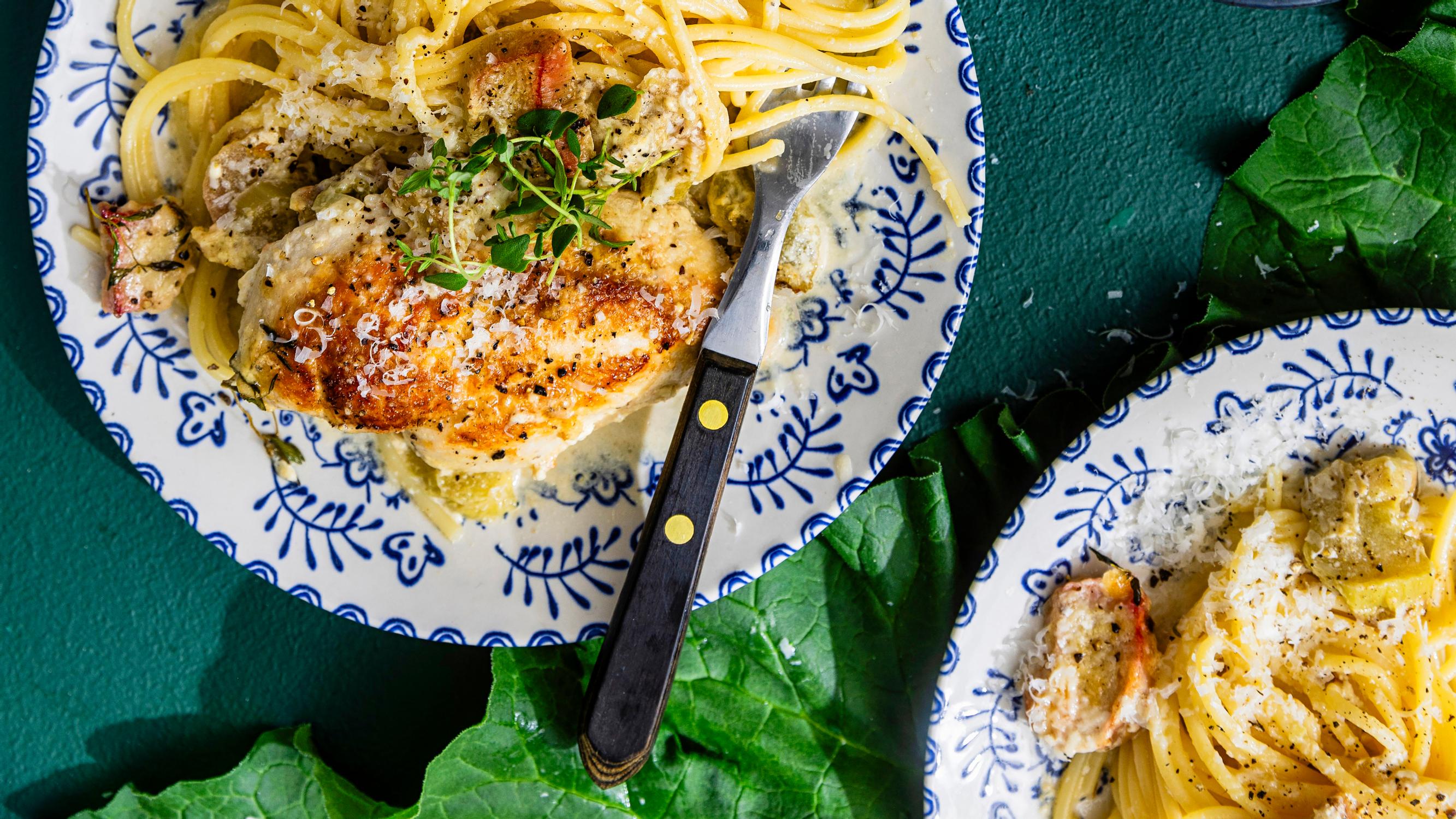Raparperi-naimakana – Marry Me Chickenin kesäversiossa on tomaattien sijasta raparperia