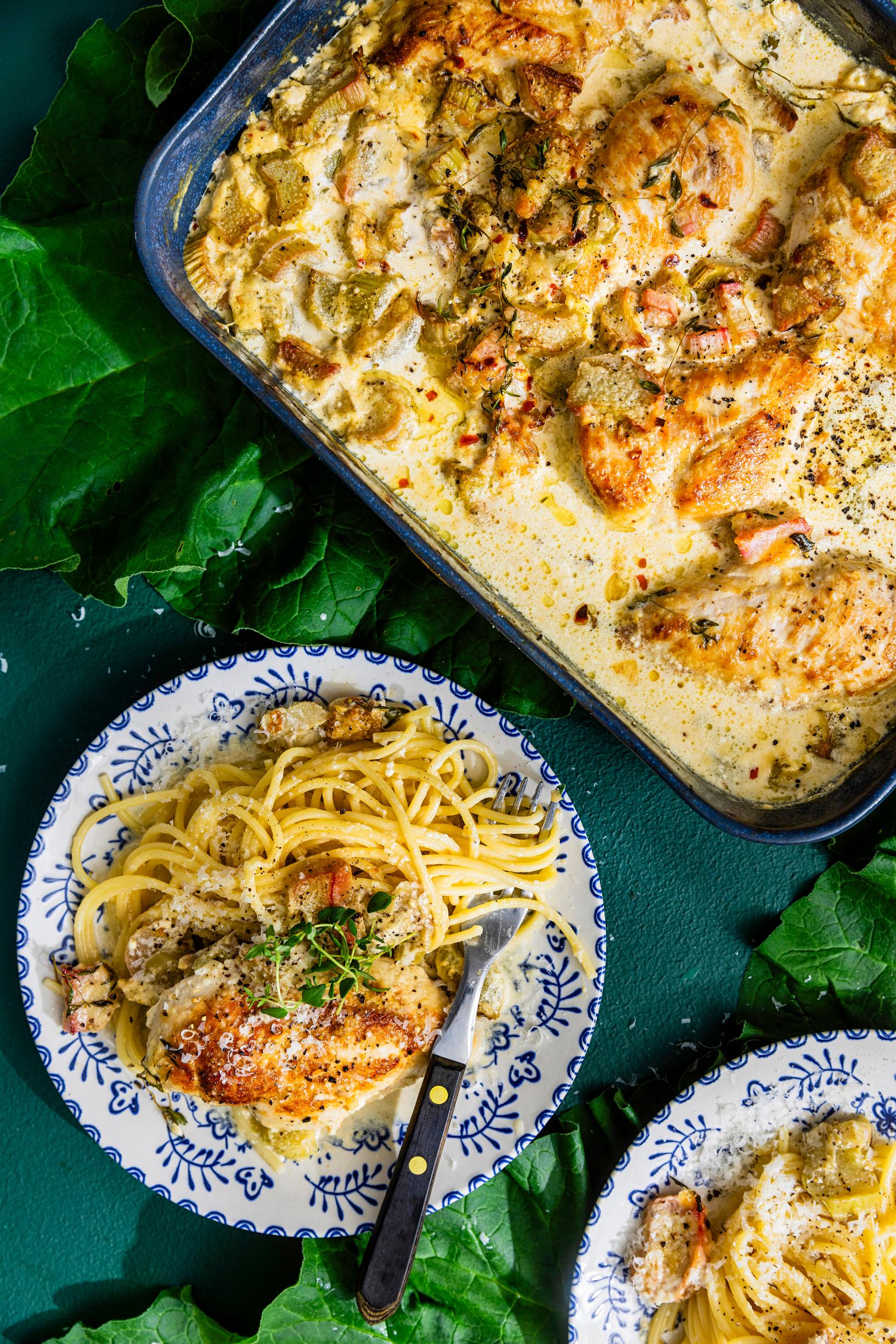 Spagettia ja kanakastiketta lautasella