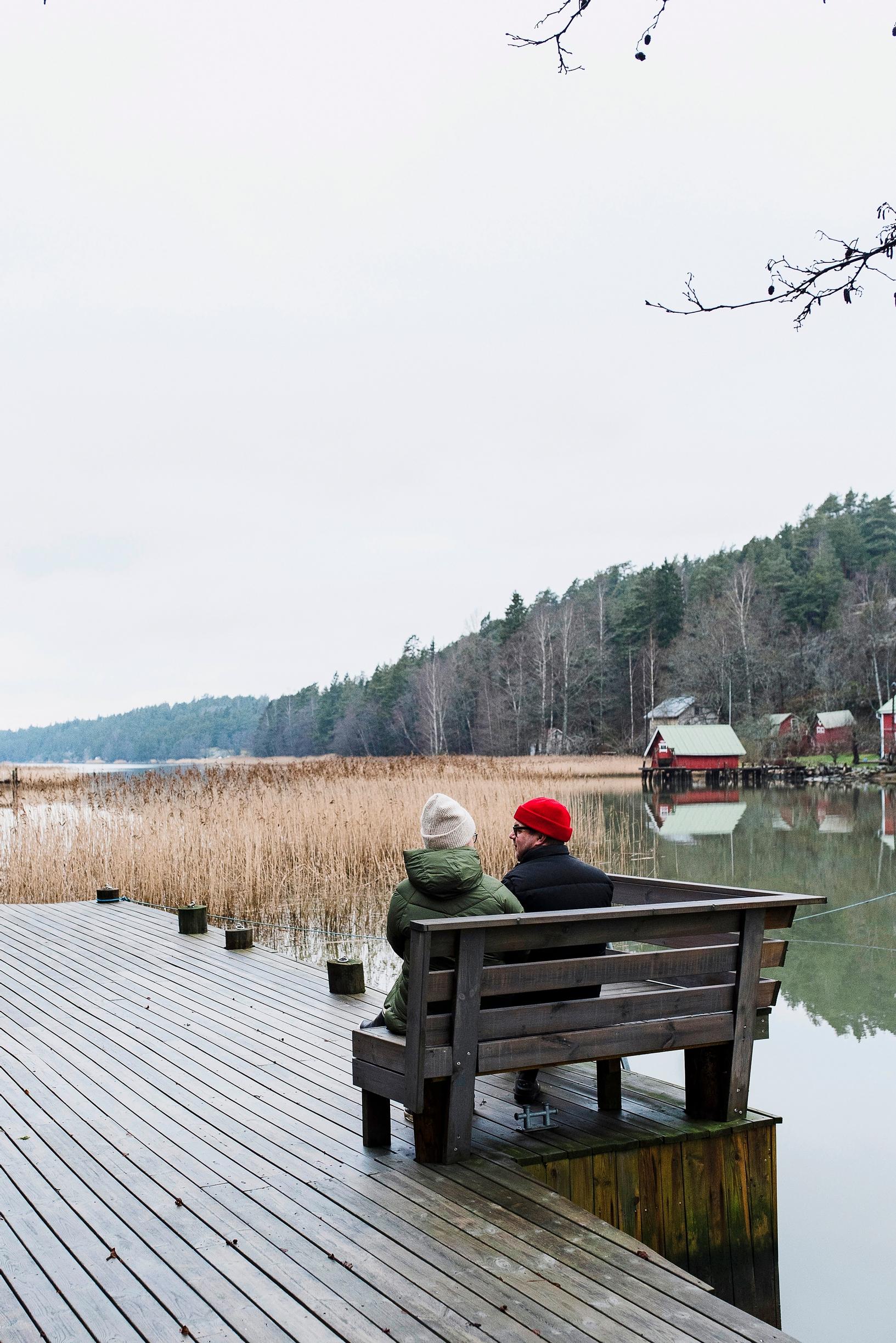 Annukka ja Eemeli laiturilla