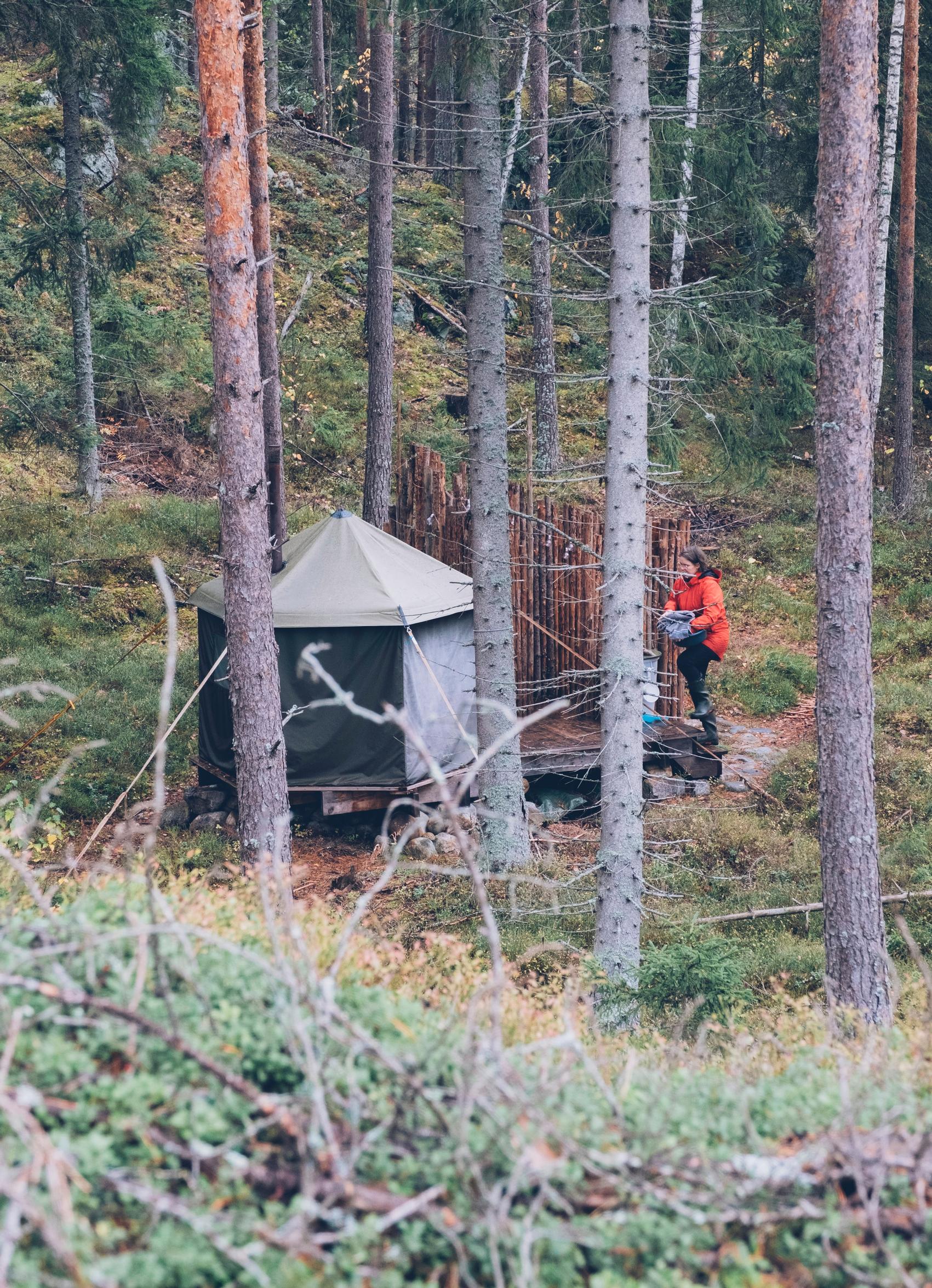 Telttasaunan viereinen pukutila