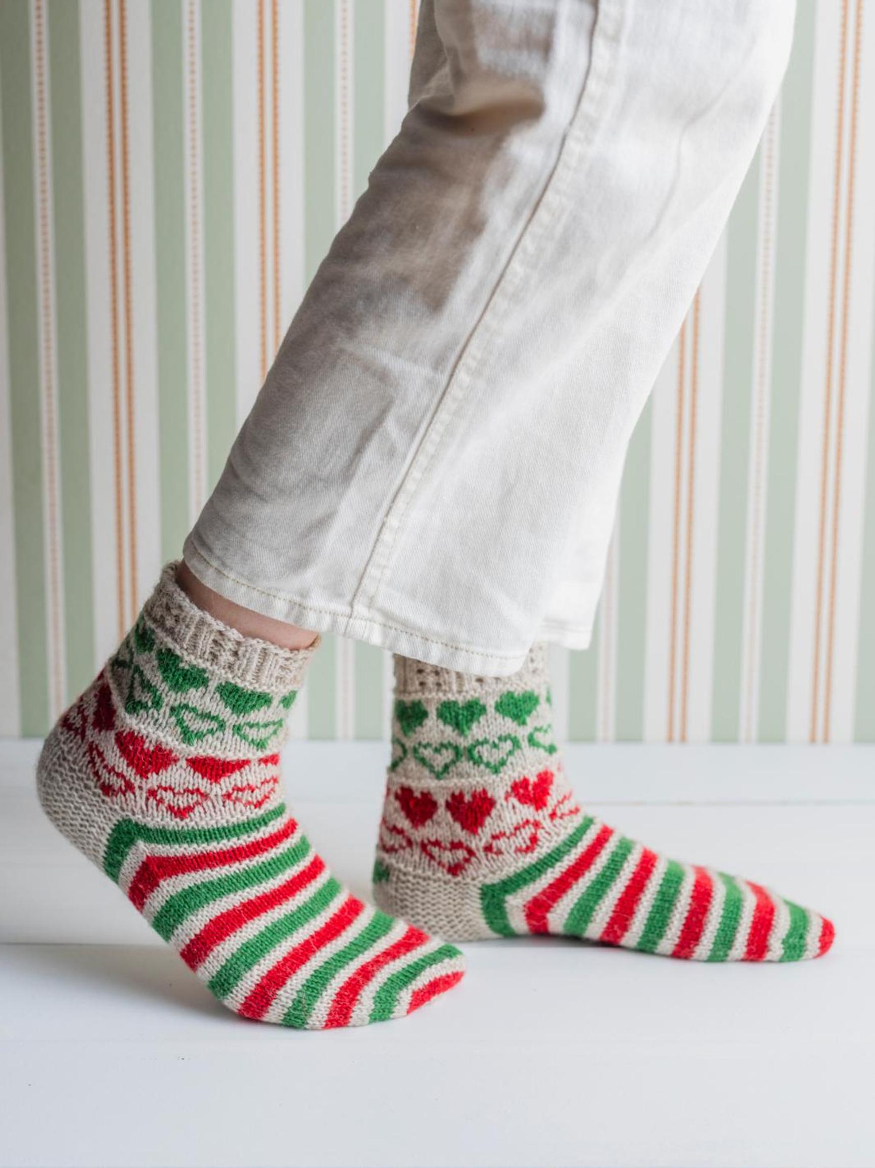 Jouluiset sydänsukat neulotaan rakkaudella – täydellinen lahjaidea aikuiselle ja lapselle