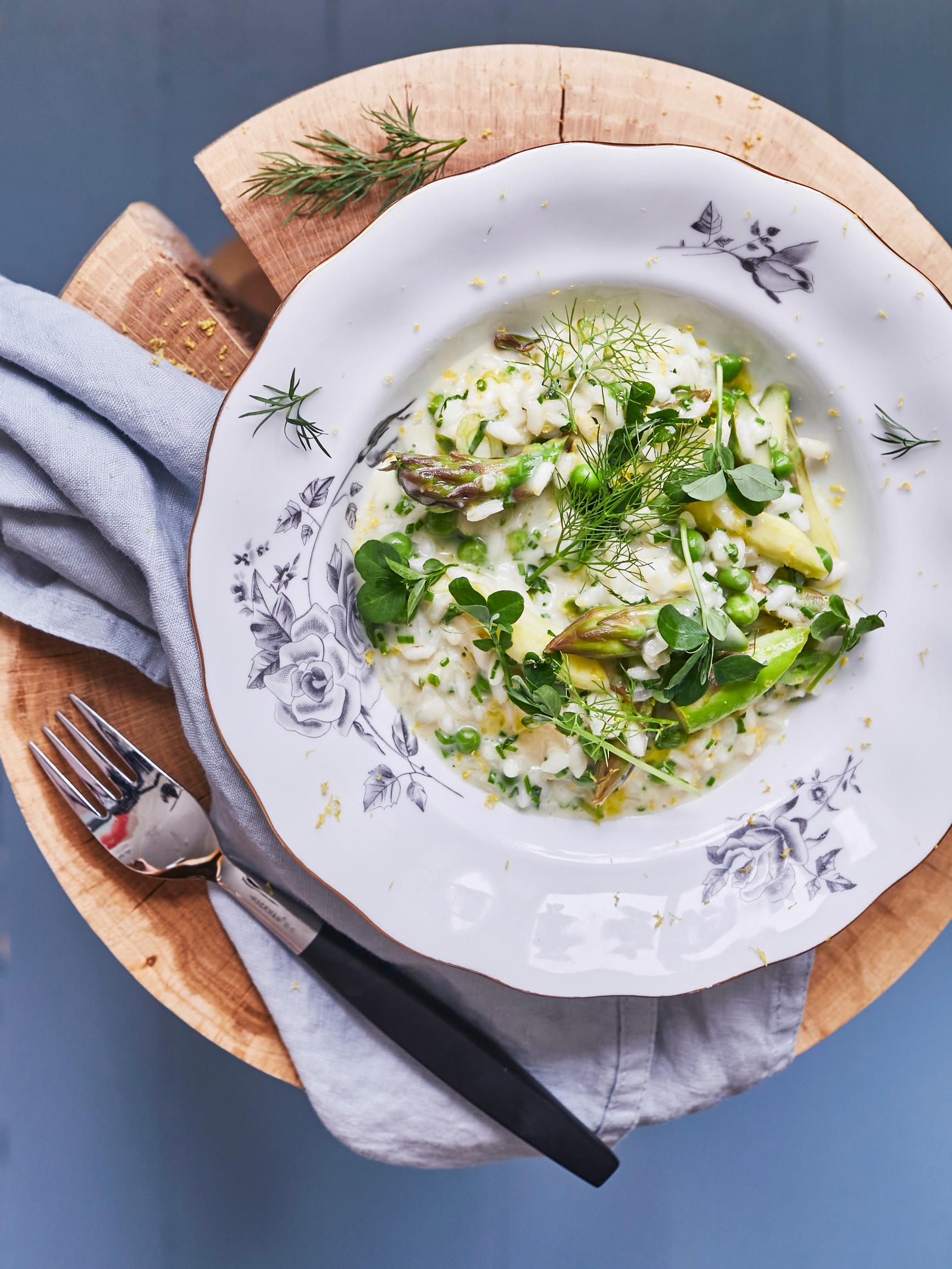 Kevään ihanin ruoka! Risotto primavera pursuaa parsaa ja aromikkaita yrttejä – katso Teemu Laurellin resepti
