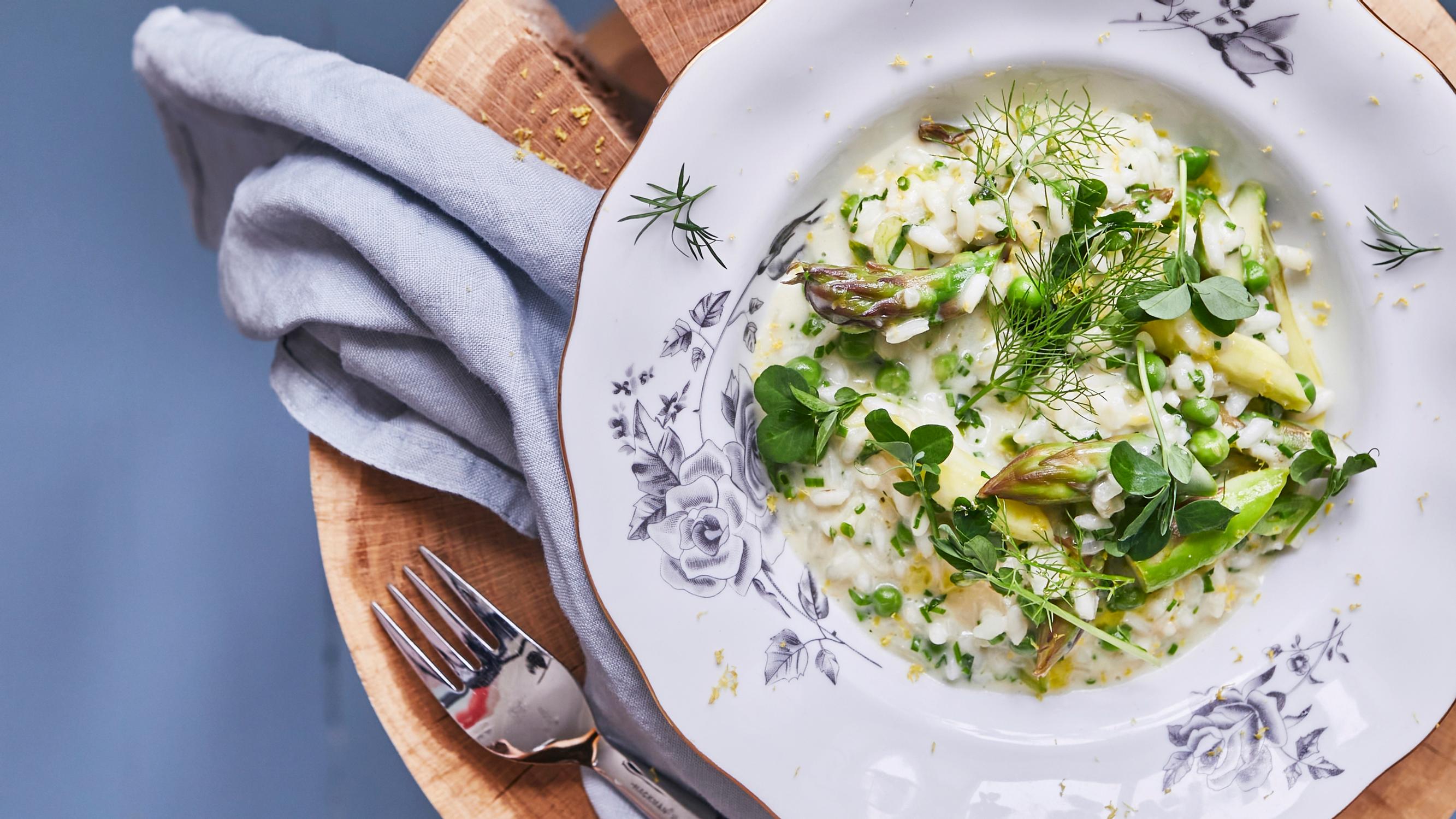 Kevään ihanin ruoka! Risotto primavera pursuaa parsaa ja aromikkaita yrttejä – katso Teemu Laurellin resepti