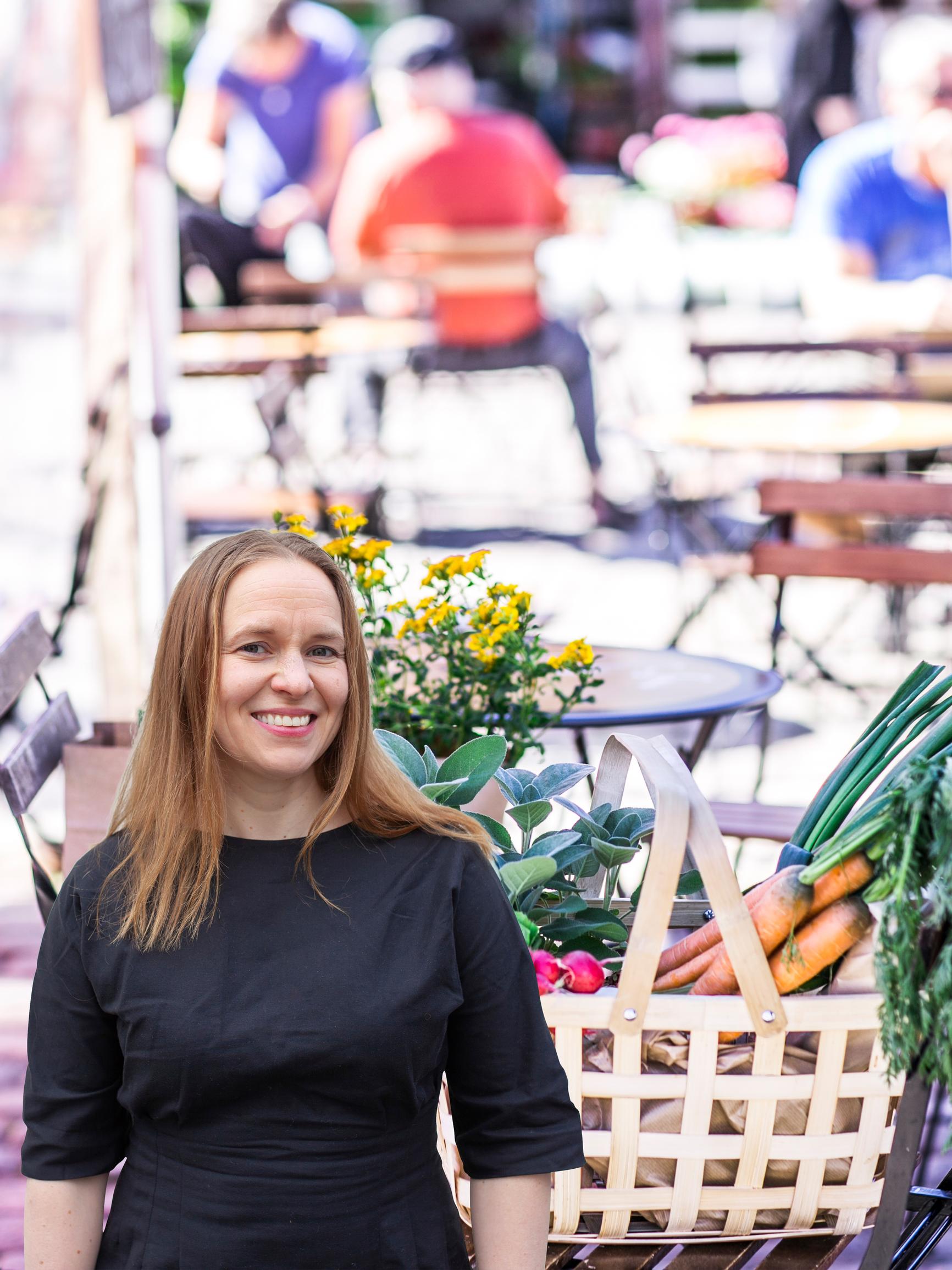 ”Suomesta lähden kotiin aina piirakkapussit matkalaukussa” – kirjailija Satu Rämö poimii islantilaisesta ja suomalaisesta ruokakulttuurista parhaat puolet