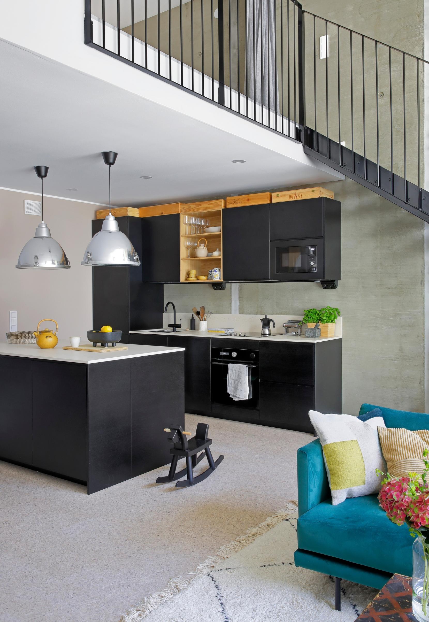 Ikean musta keittiö loft-kodissa