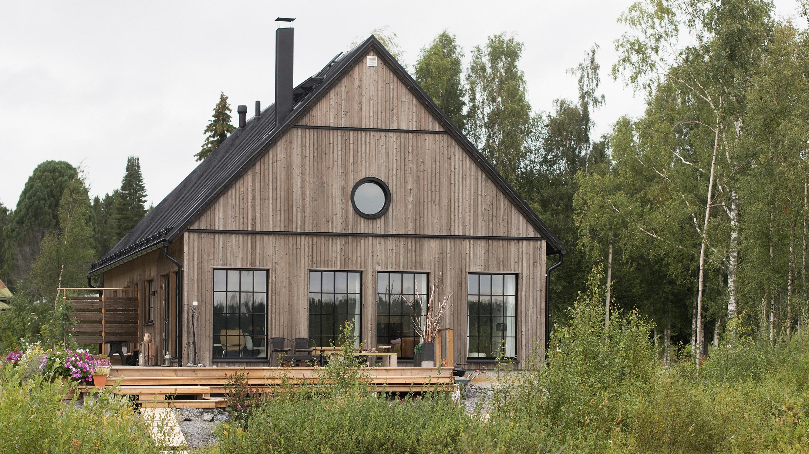 Pia-Tinna ja Massi rakensivat maisemaan sulautuvan puutalon: "Täällä eläminen on ihanasti hiljentänyt elämäämme"
