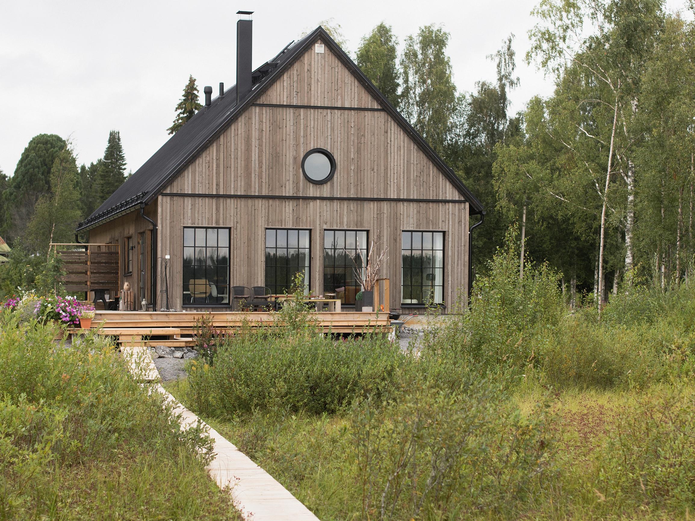 Pia-Tinna ja Massi rakensivat maisemaan sulautuvan puutalon: "Täällä eläminen on ihanasti hiljentänyt elämäämme"