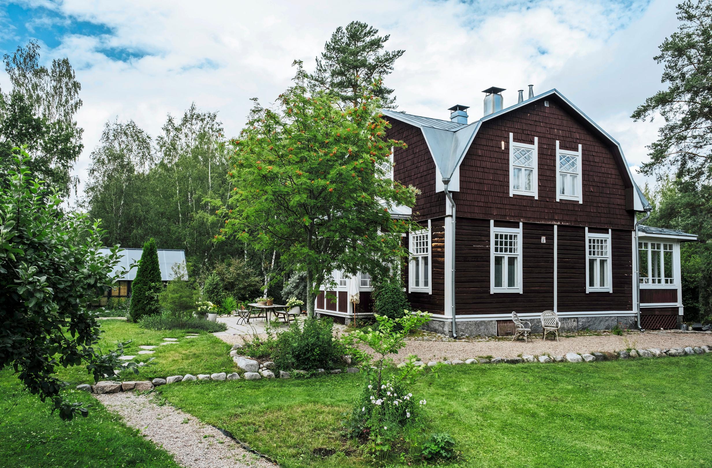 Talo ulkoa. Talon päremäinen yläosa on kimpilautaa.