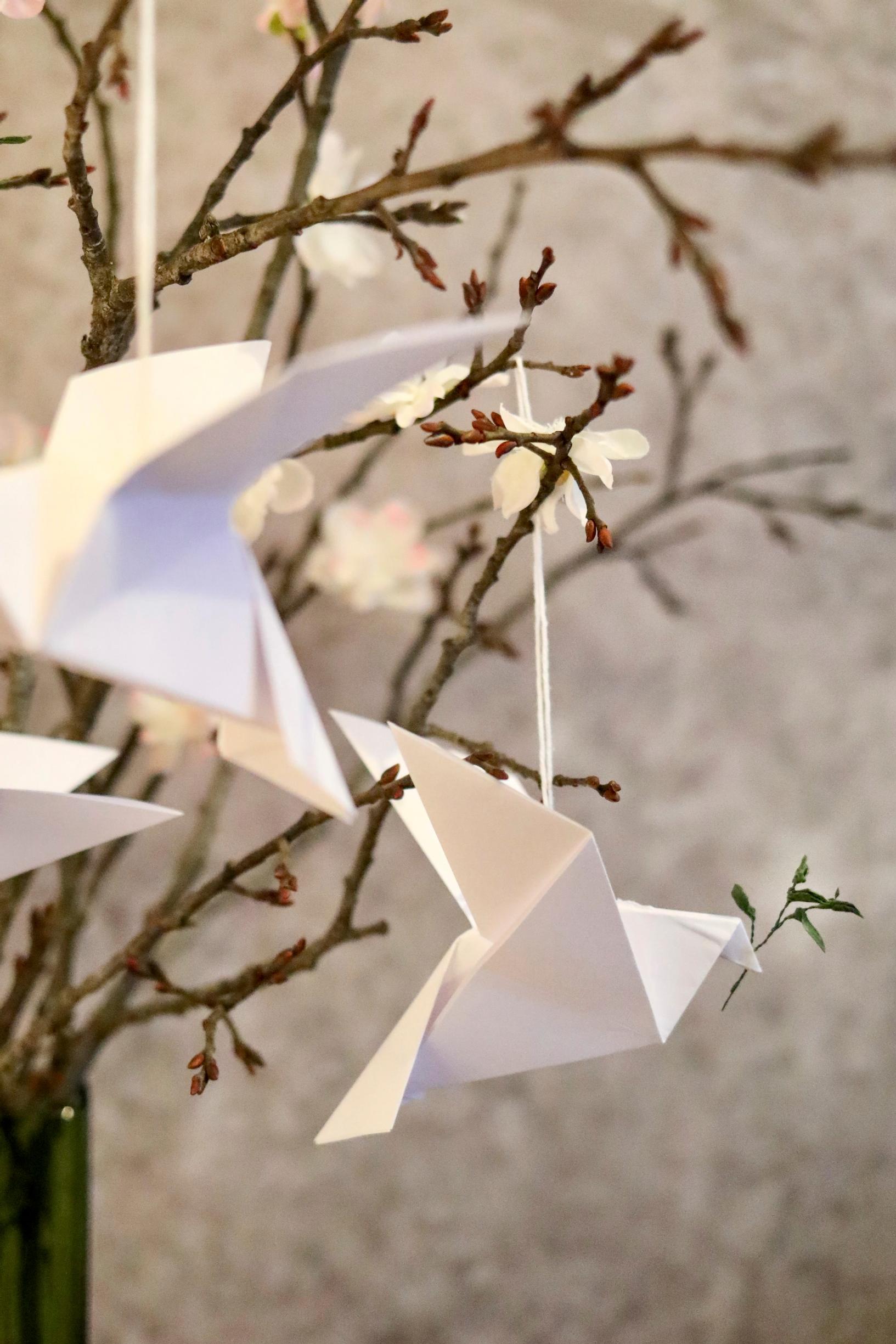 origamikyyhky ja oliivinoksa