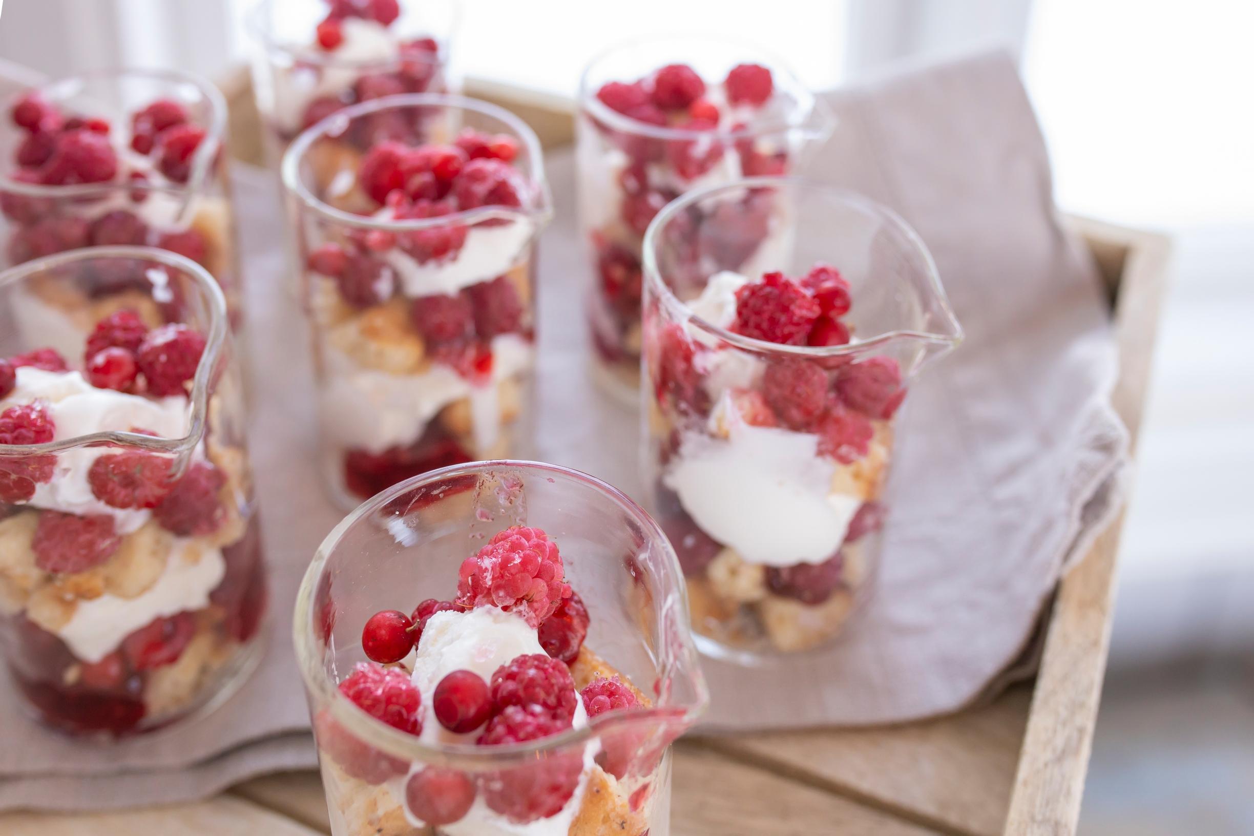 Pappilan hätävara -jälkiruoka annosteltuna laseihin